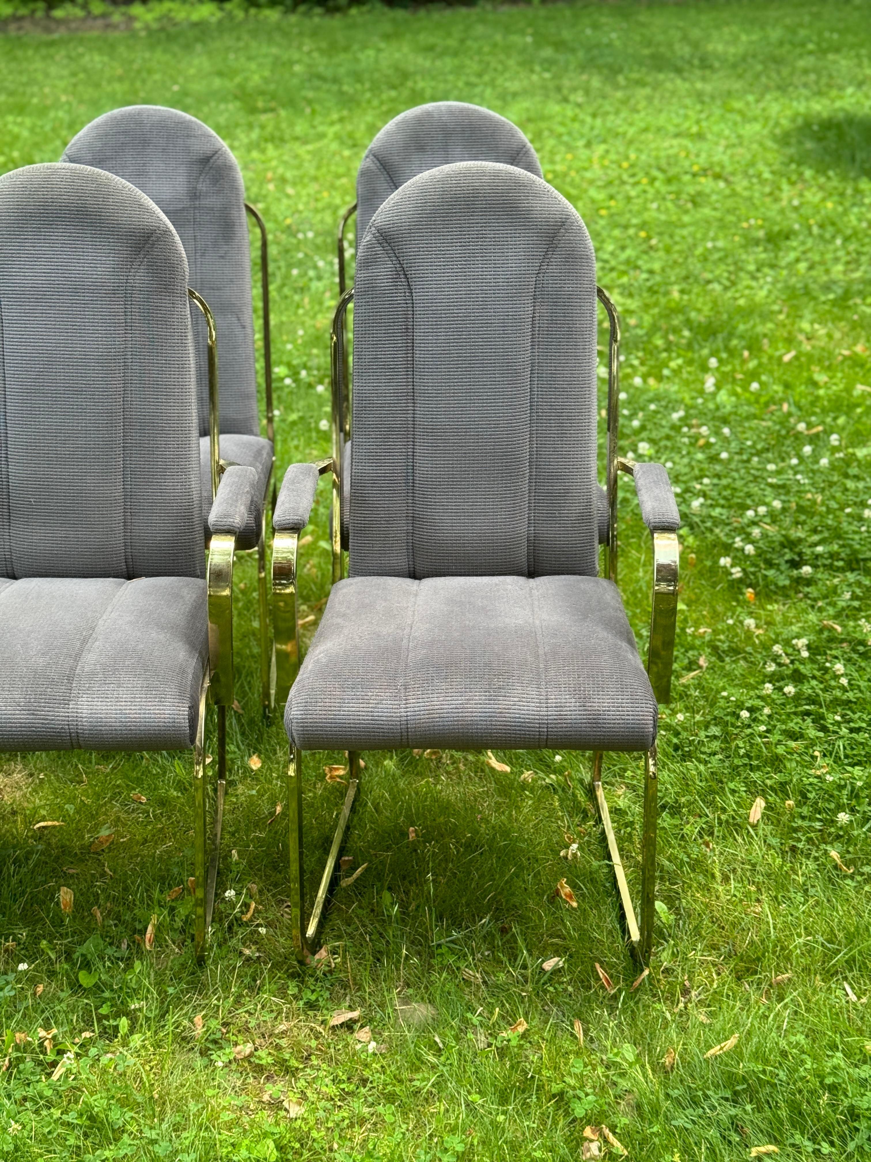 Fine XX secolo Sedie da pranzo imbottite in ottone postmoderne e vintage Hollywood Regency - Set di 6 sedie in vendita