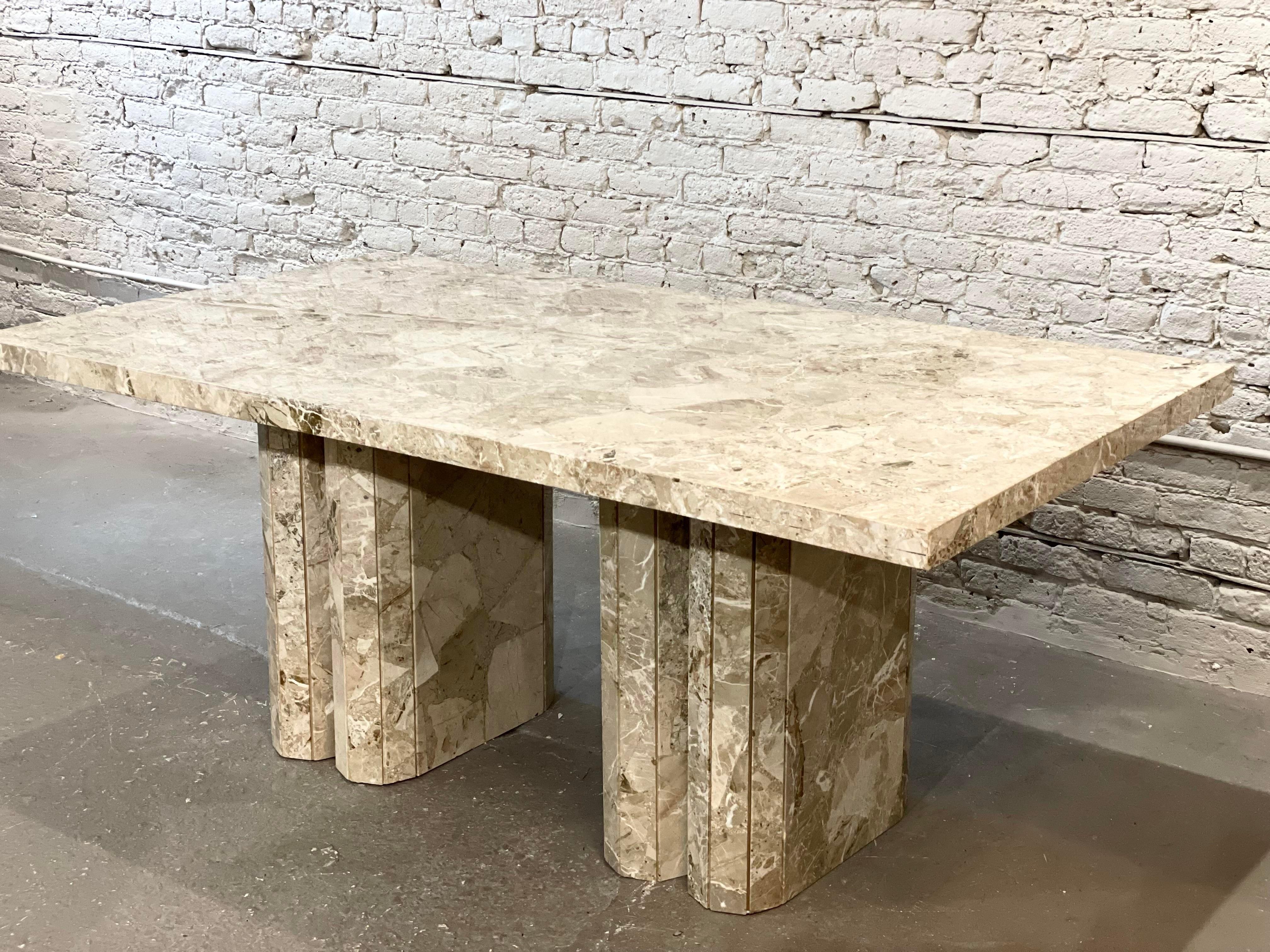 Superbe table de salle à manger en marbre avec des bases en canal. Cette table est si solide et peut être utilisée comme table pour 6 personnes ou peut-être comme bureau ? Le parfait mélange de neutres - ivoire, gris, brun.