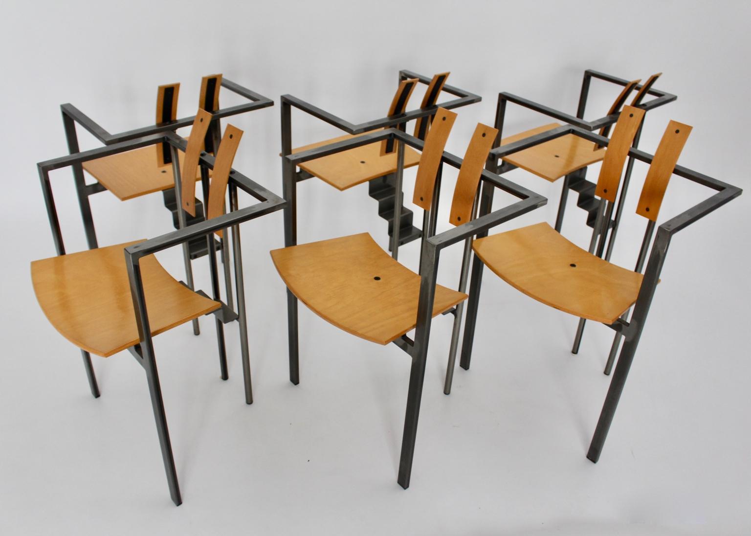 Postmoderne Ensemble de six chaises de salle à manger vintage postmodernes en hêtre et métal, vers 1980, Italie en vente