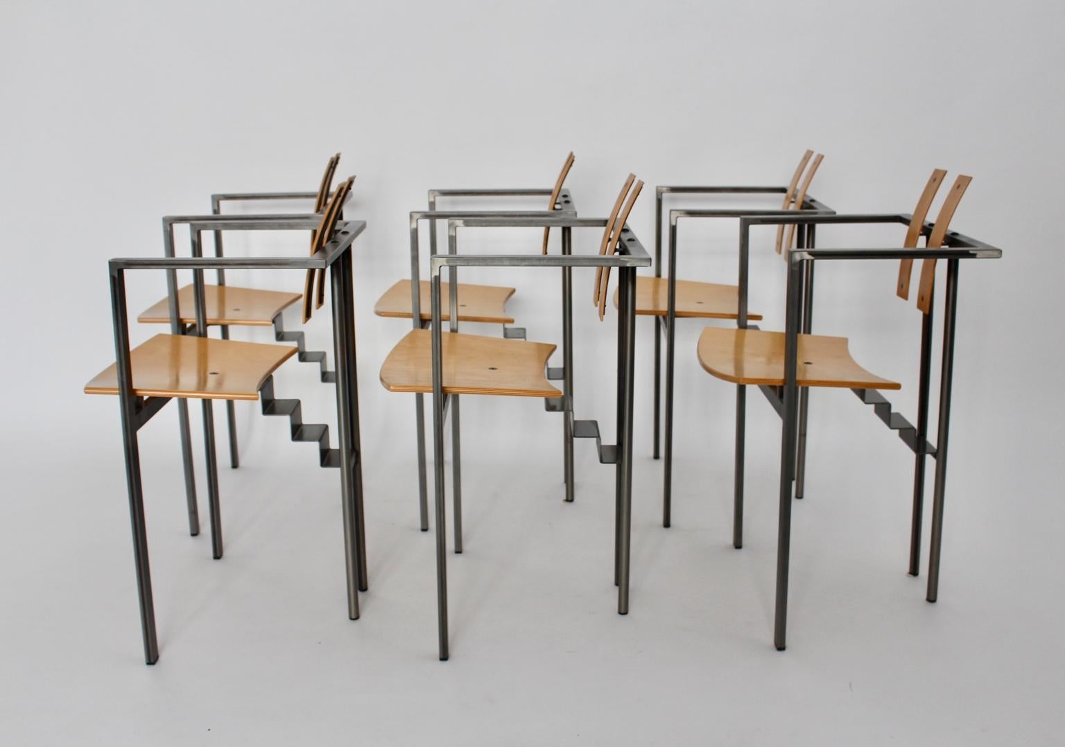 italien Ensemble de six chaises de salle à manger vintage postmodernes en hêtre et métal, vers 1980, Italie en vente