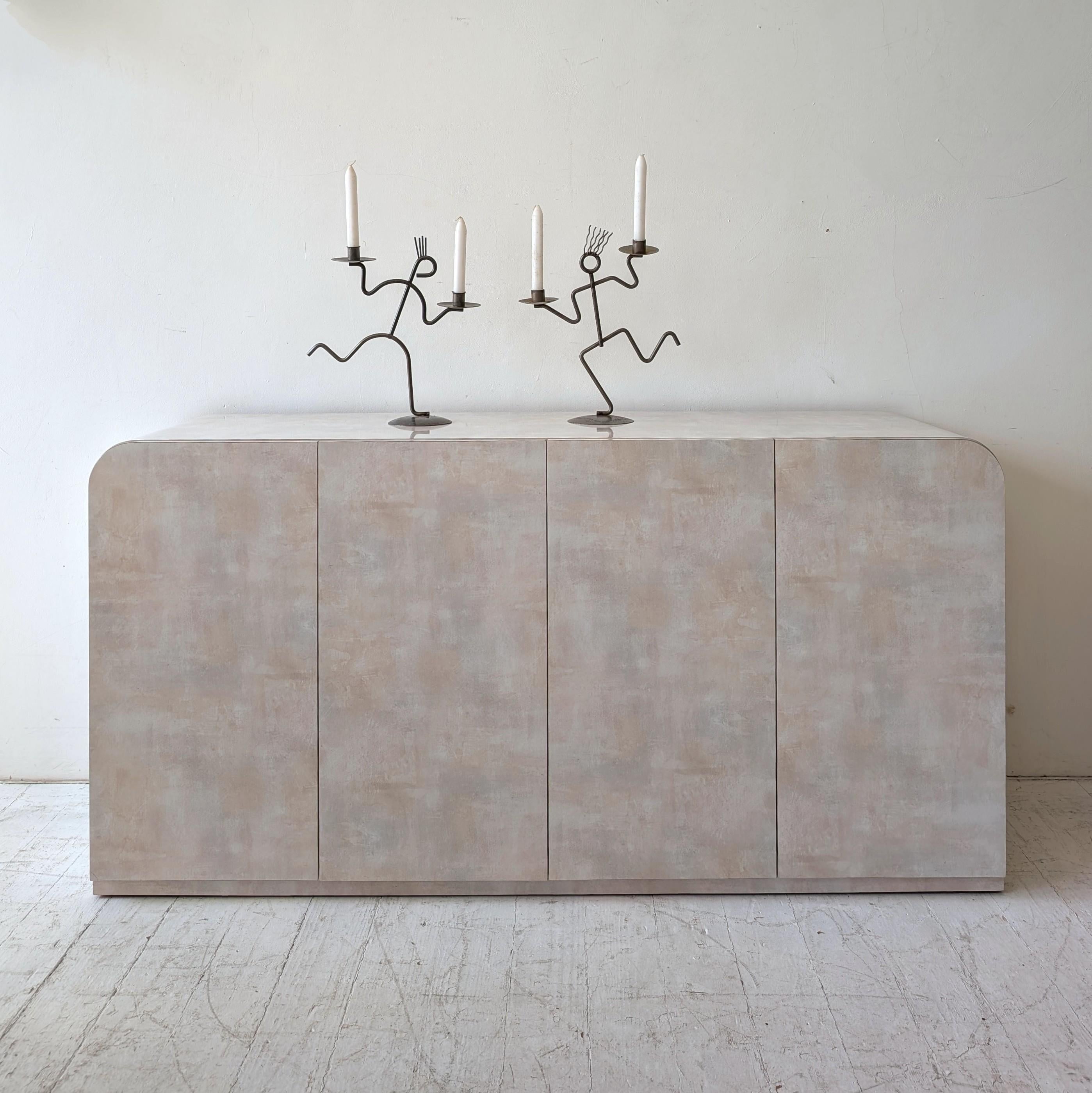 Credenza postmoderna in laminato effetto acquerello, USA anni '80. Anche gli interni sono completamente rifiniti in laminato pastello. Ha una lucentezza a guscio d'uovo, meglio visibile nel video.

In buone condizioni d'epoca. Un piccolo problema è