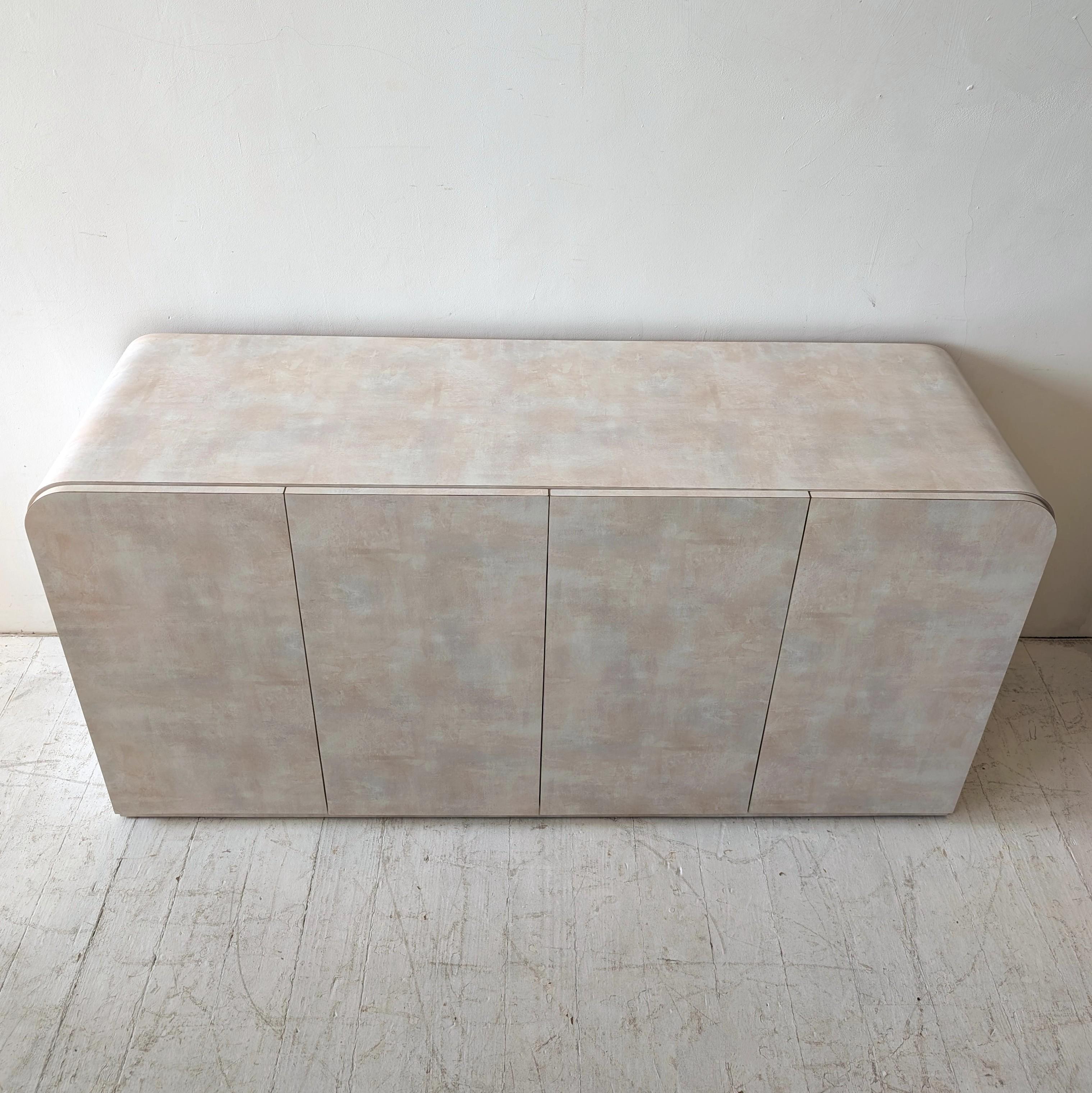 Credenza a cascata postmoderna vintage in laminato rosa pastello blu pesca USA anni '80 In condizioni buone in vendita a Hastings, GB