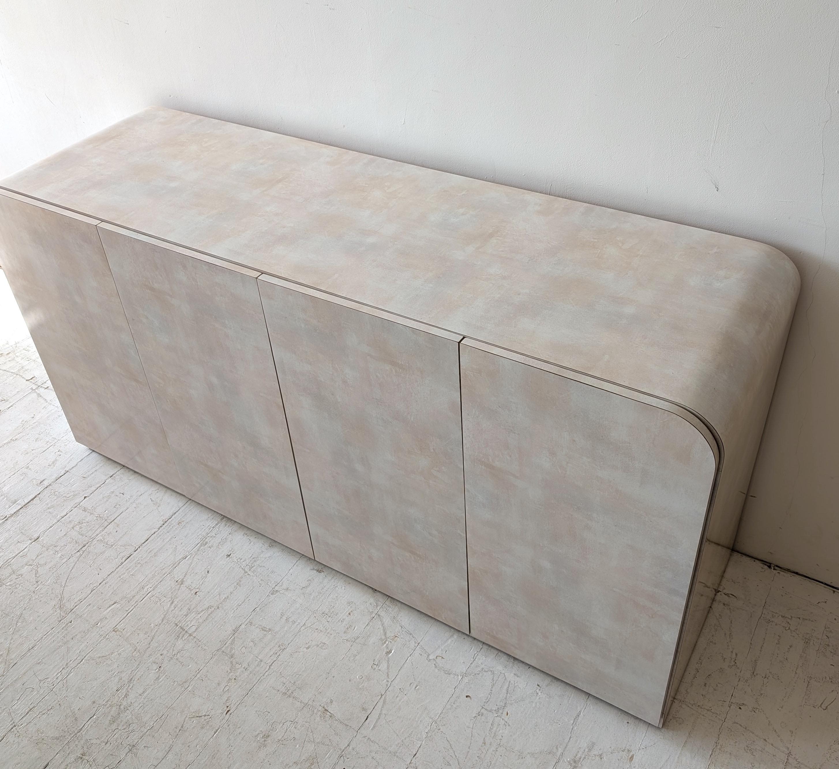 XX secolo Credenza a cascata postmoderna vintage in laminato rosa pastello blu pesca USA anni '80 in vendita