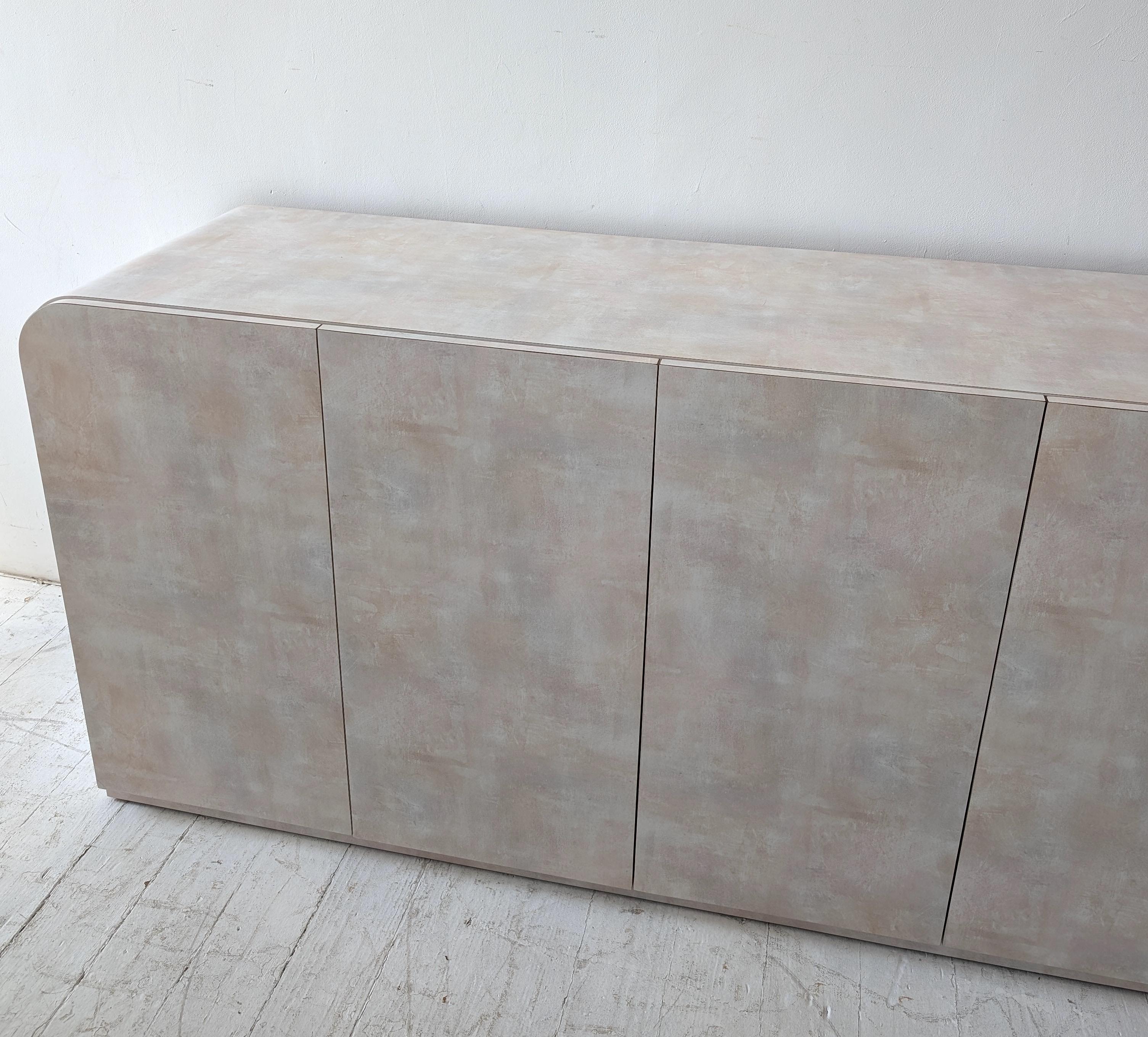 Laminato Credenza a cascata postmoderna vintage in laminato rosa pastello blu pesca USA anni '80 in vendita