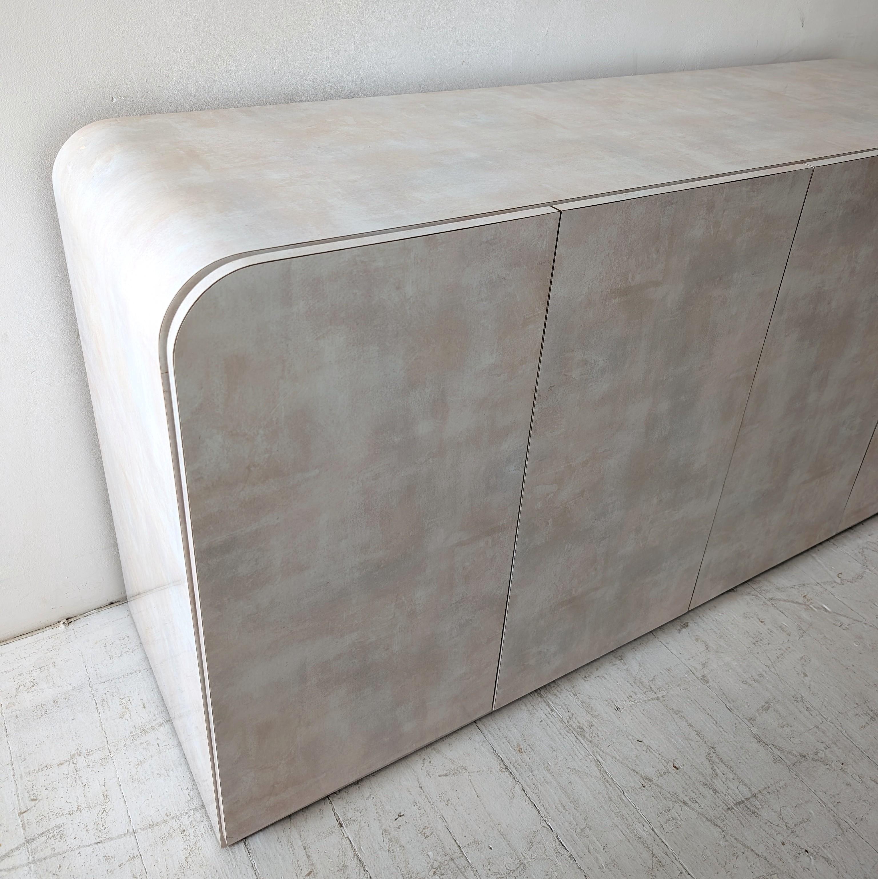 Credenza a cascata postmoderna vintage in laminato rosa pastello blu pesca USA anni '80 in vendita 1