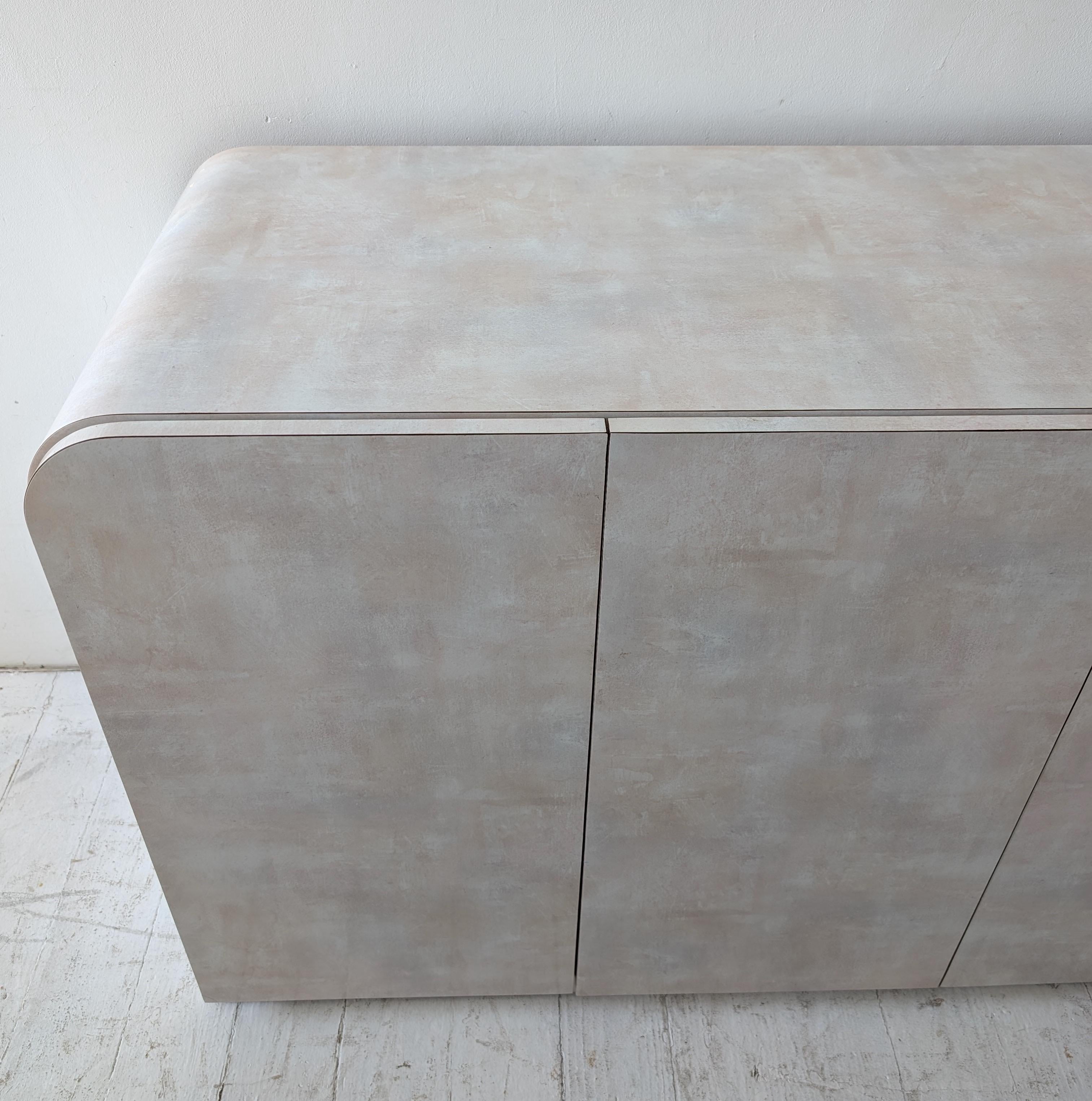 Credenza a cascata postmoderna vintage in laminato rosa pastello blu pesca USA anni '80 in vendita 2