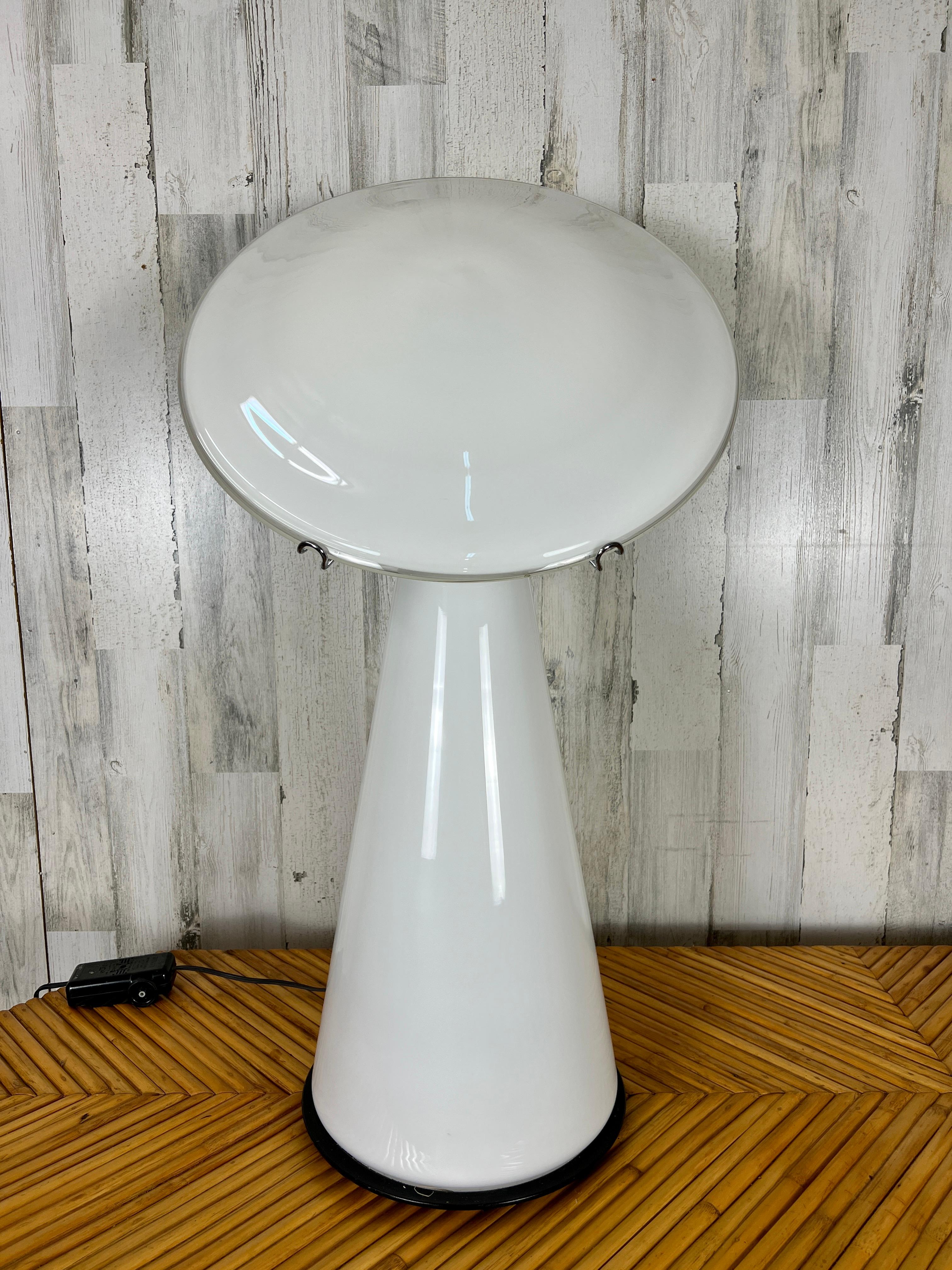 Moderne Lampe de table postmoderne Vistosi en vente