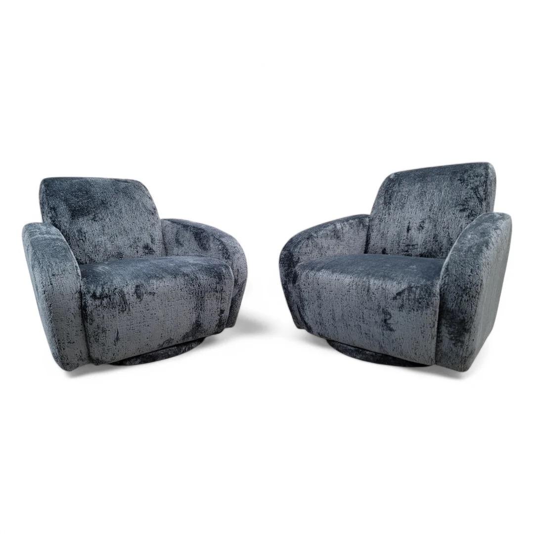 Postmodernas Sillas de salón giratorias para vista previa Recién tapizadas en un boucle de acero negro italiano de alta gama - Pareja

Estas elegantes sillas giratorias curvadas con amplio espacio para sentarse serían un complemento acogedor para el