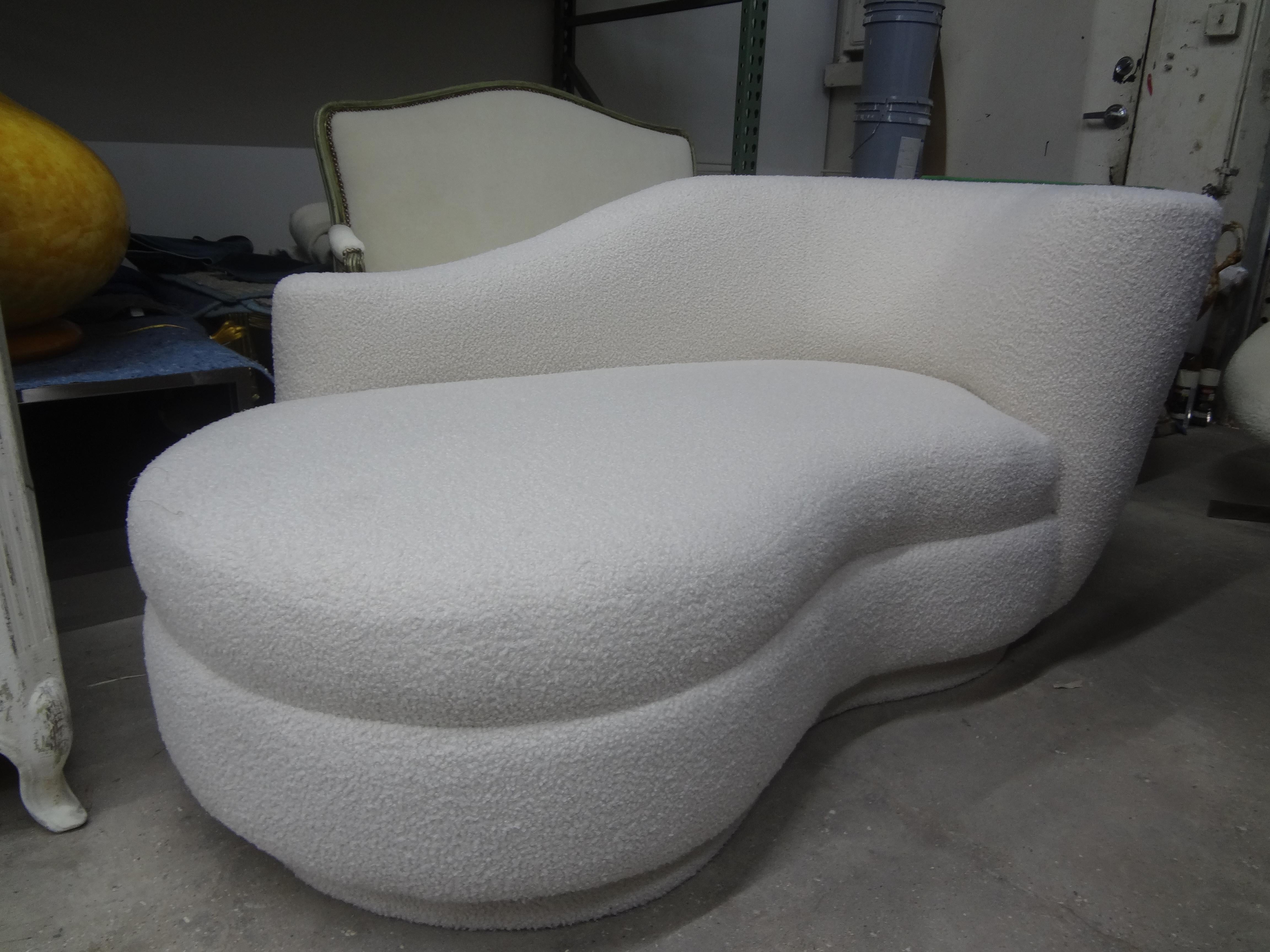 Postmodern Vladimir Kagan inspired chaise. This stunning postmodern chaise was most likely made by Weiman and was inspired by the designs of Vladimir Kagan's cloud series. Great size that could be used as a sofa, chaise or extra seating in any room.