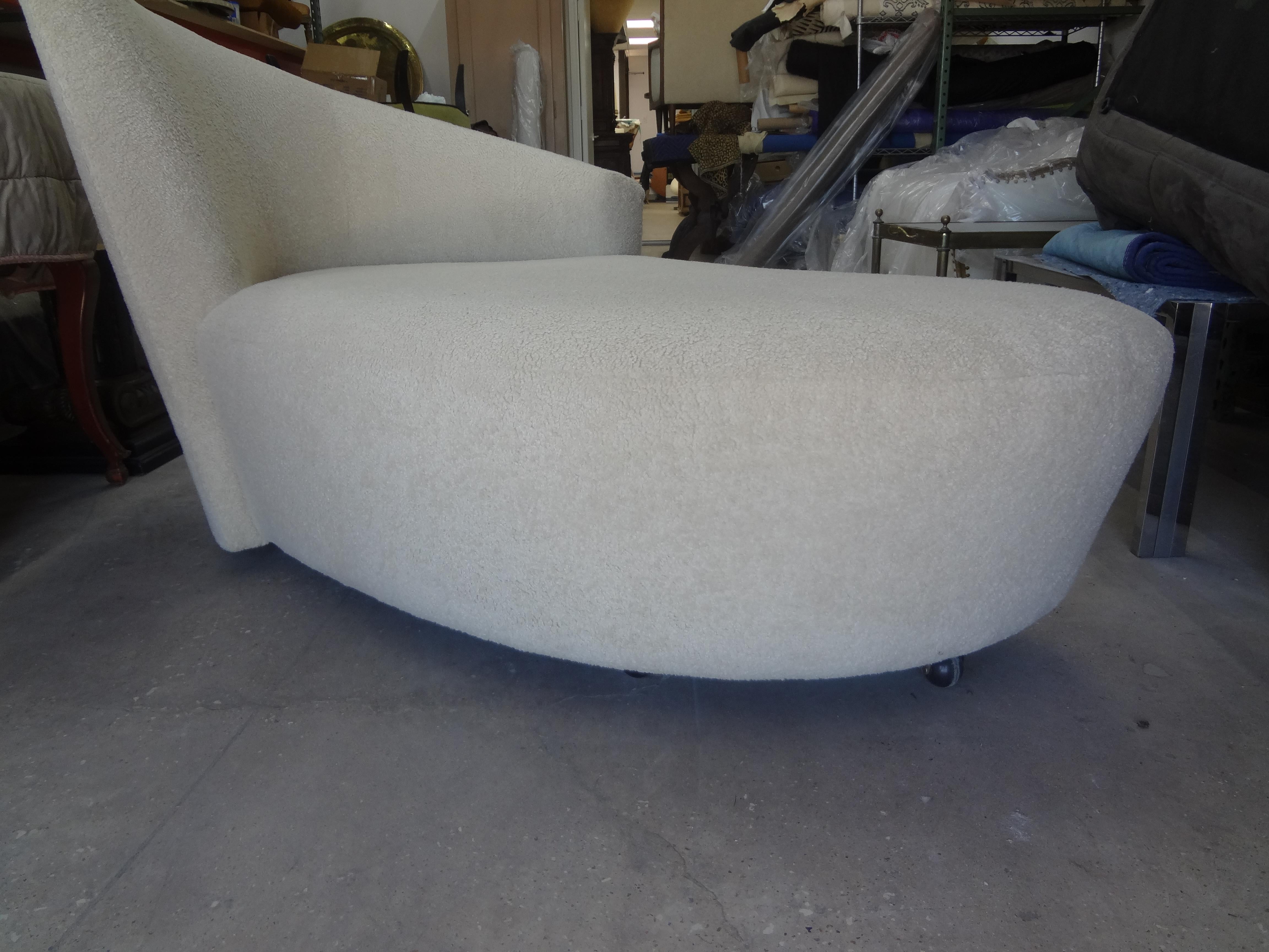 Mid-Century Modern Postmodern Curvaceous Sculptural Chaise For Sale