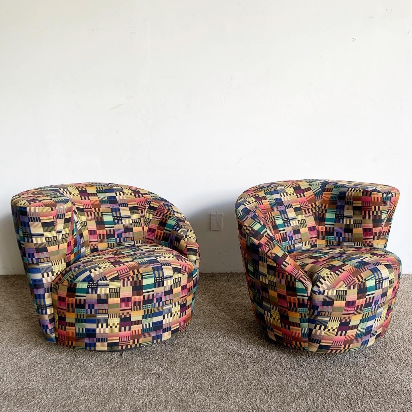 Erleben Sie eine lebendige Mischung aus Komfort und Design mit unseren postmodernen Vladimir Kagan Style Multicolor Nautilus Swivel Chairs. Dieses Paar zeigt ein kaleidoskopisches Stoffmuster in einem Spektrum von Regenbogentönen, das mit abstrakten