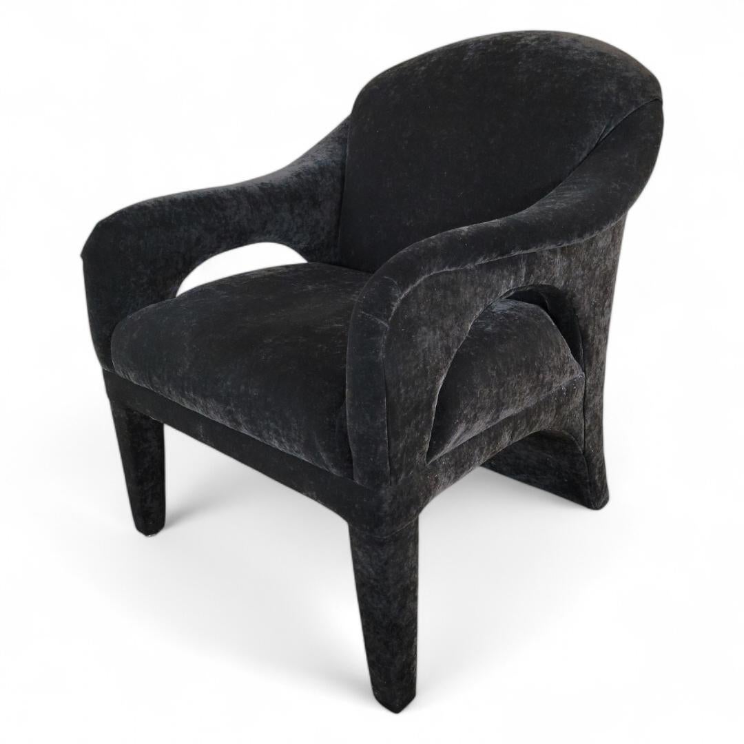 PostmodernBlack Crushed Velvet Upholstered Club Lounge Chair

Circa 20th Century 

Dimensions:
34