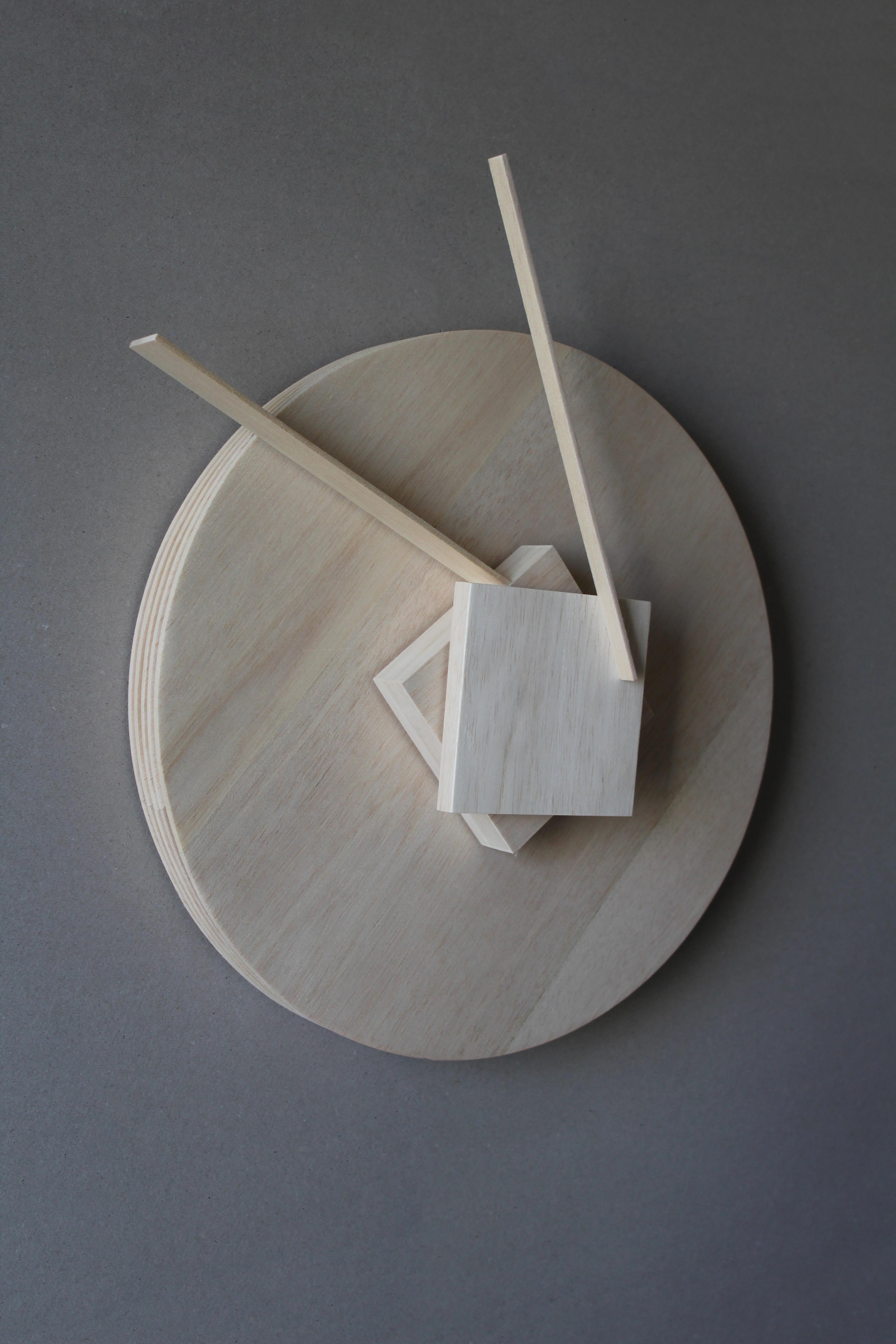 Cette horloge postmoderne fait partie d'une série unique de 24 horloges murales et de table fabriquées à la main par le jeune designer Ernest Hofman dans les années 1980. Chaque horloge est unique