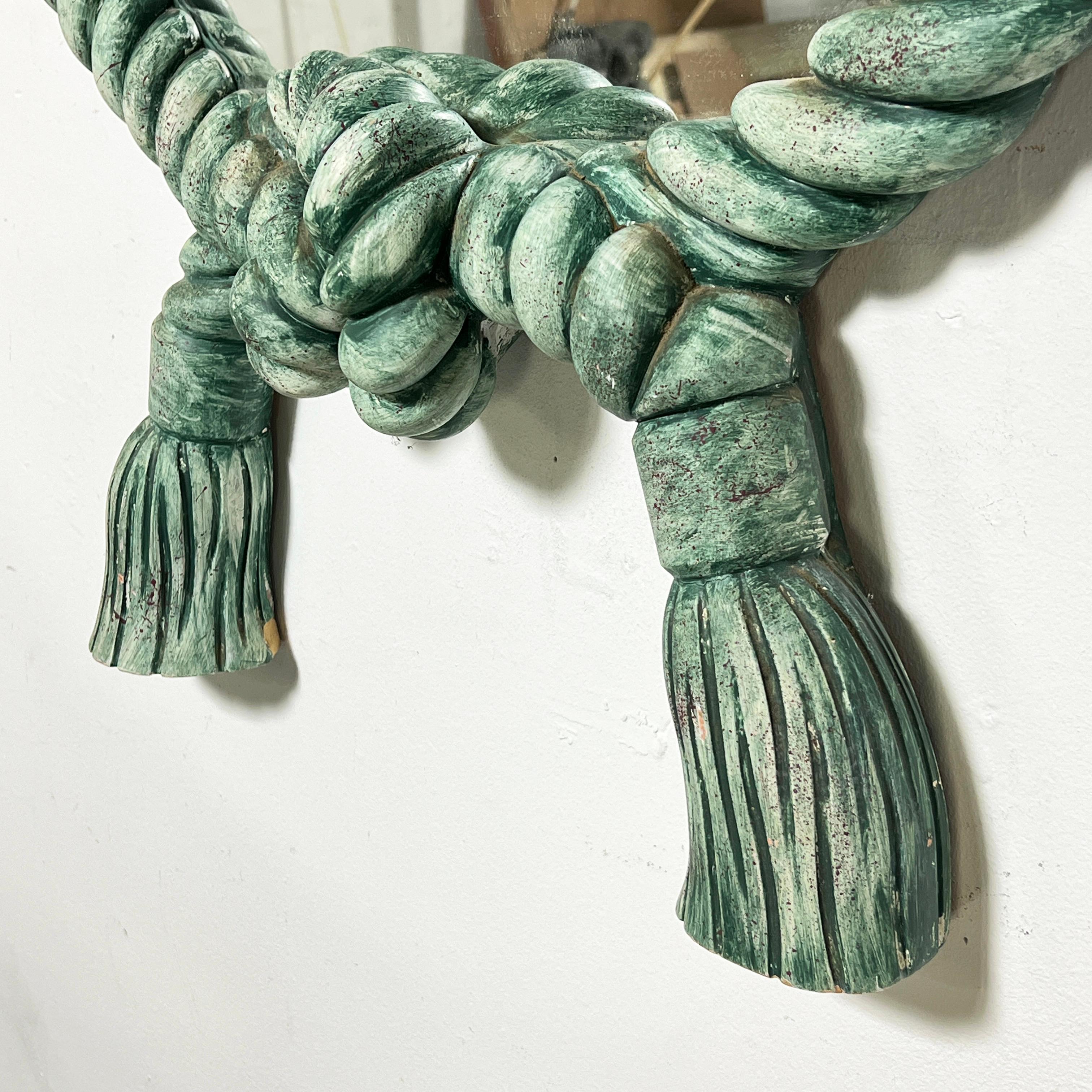 Miroir postmoderne, en bois sculpté avec un motif de corde nouée dans une finition en lin bleuâtre/verdâtre, par Turner, daté de 1984.