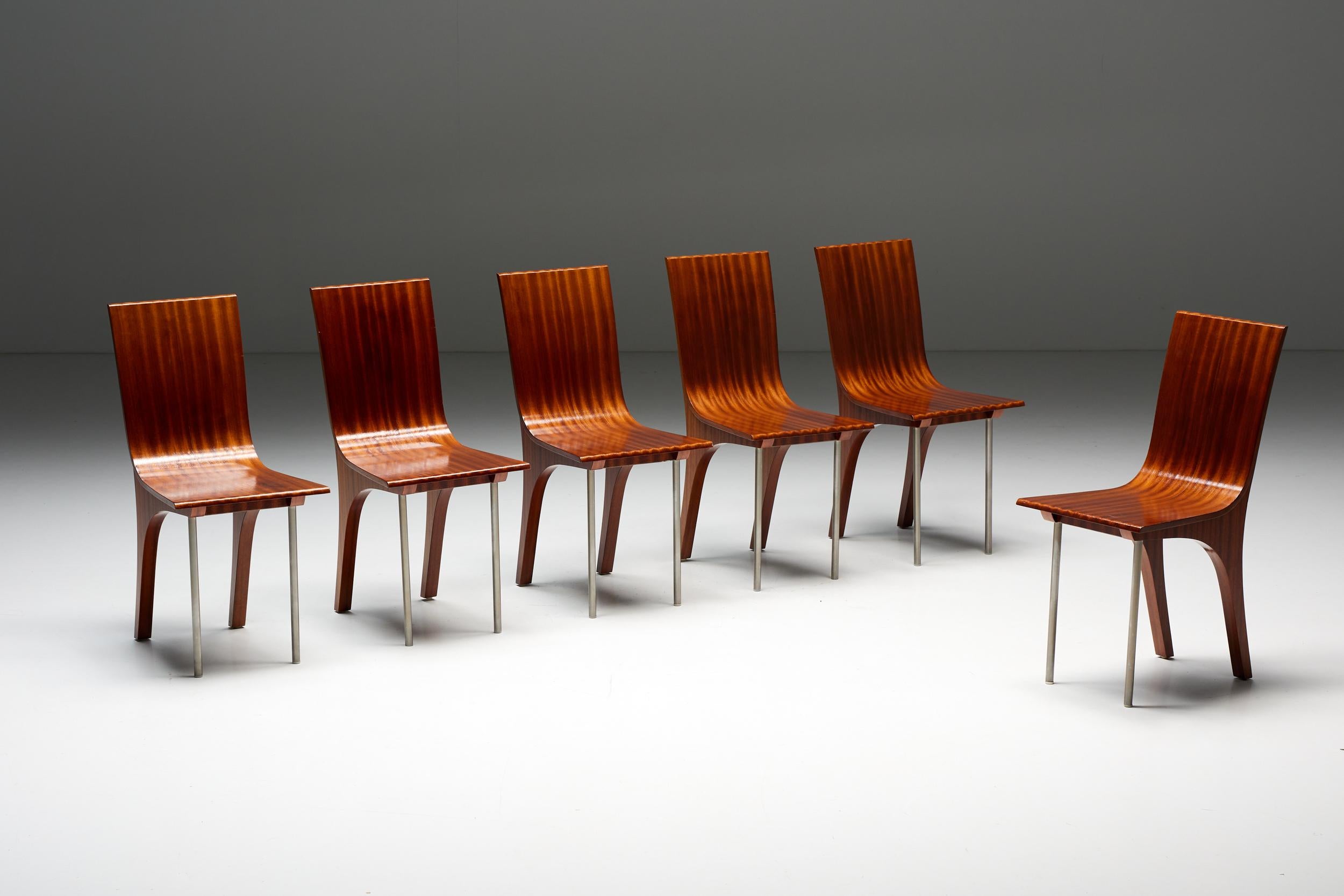 Postmoderne Esszimmerstühle aus Nussbaum, eine stilvolle und moderne Ergänzung für jedes Esszimmer. Diese Stühle zeichnen sich durch ein einzigartiges Design aus, mit geschwungenen Beinen aus hochwertigem Holz wie die Rückenlehne und die Sitzfläche