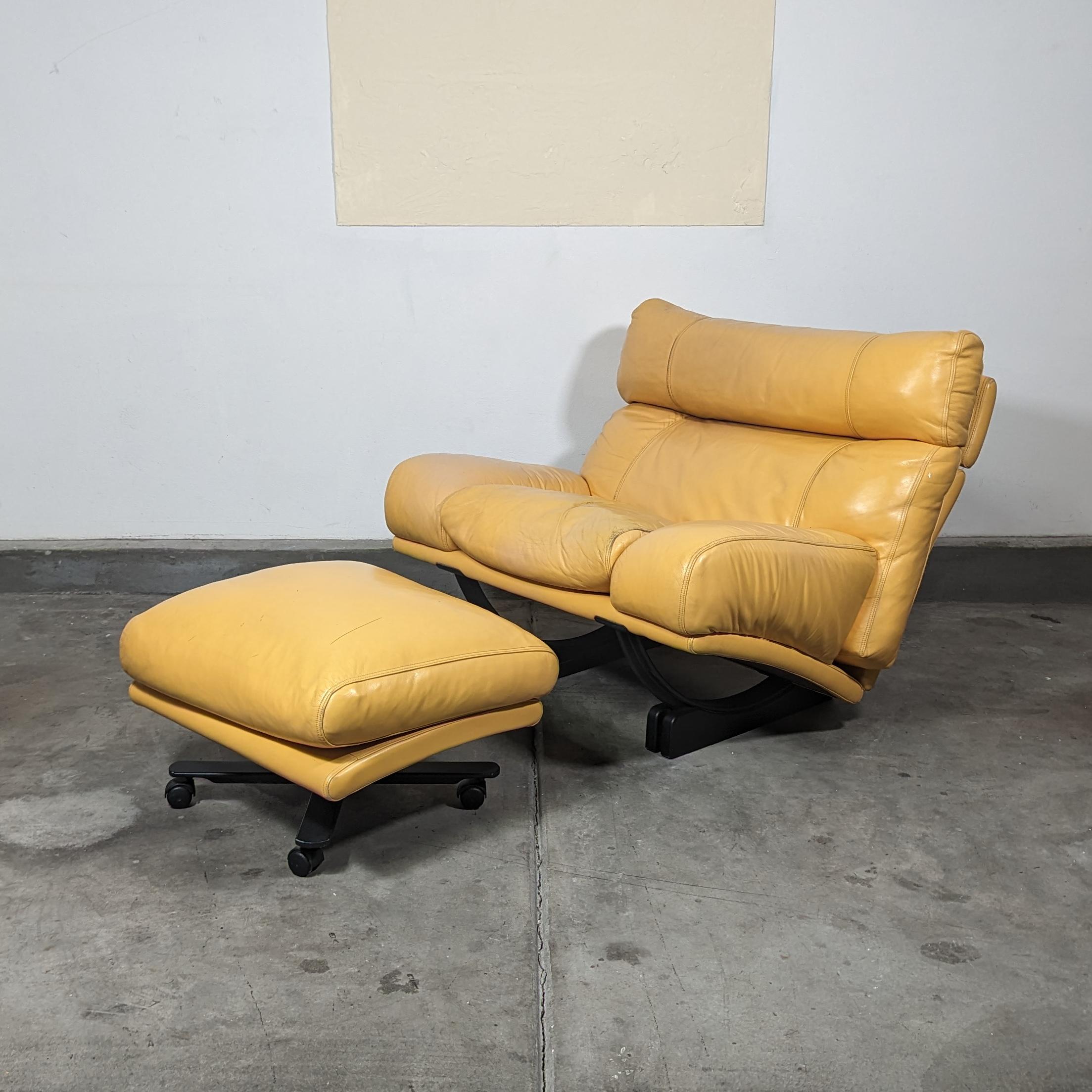 Erleben Sie die zeitlose Eleganz und den außergewöhnlichen Komfort dieses postmodernen italienischen Sessel- und Hocker-Sets 