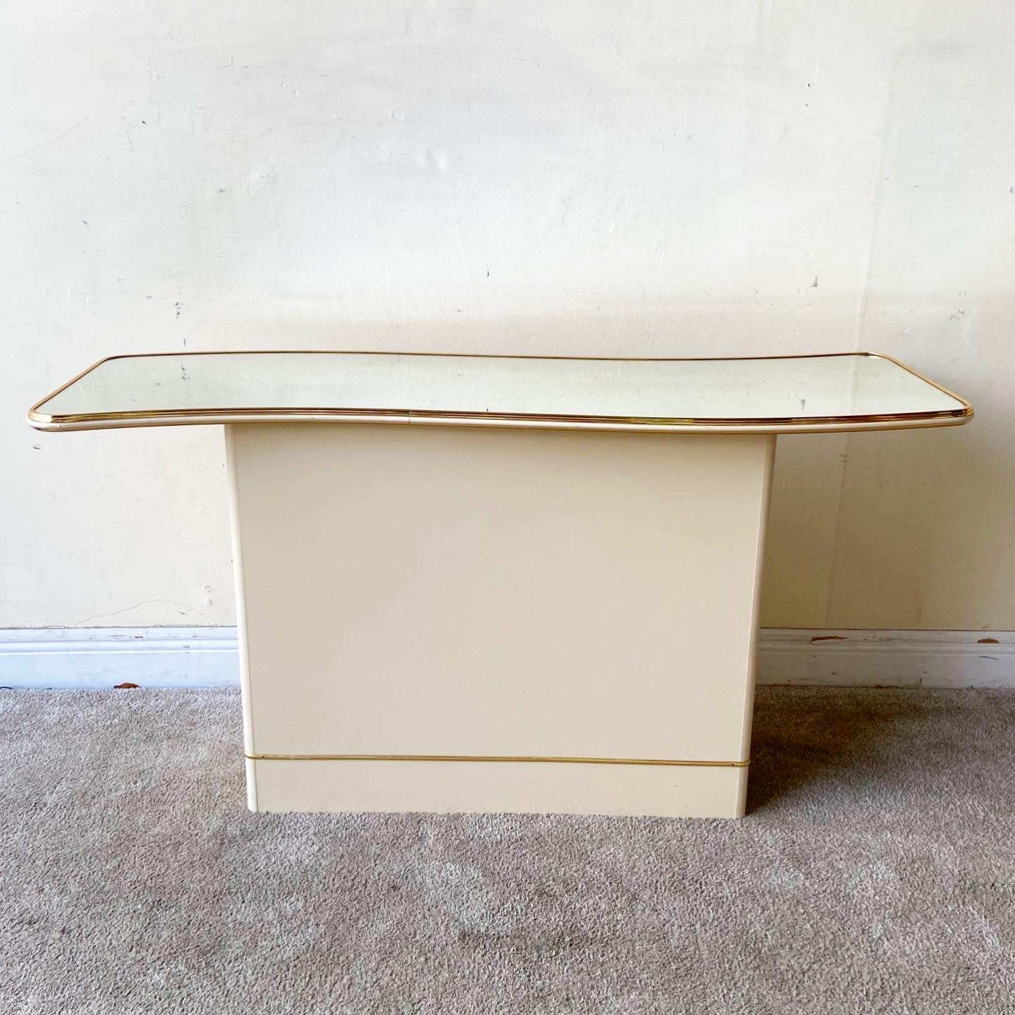 Postmoderne Table console postmoderne ondulée à plateau en miroir avec bordure dorée en vente