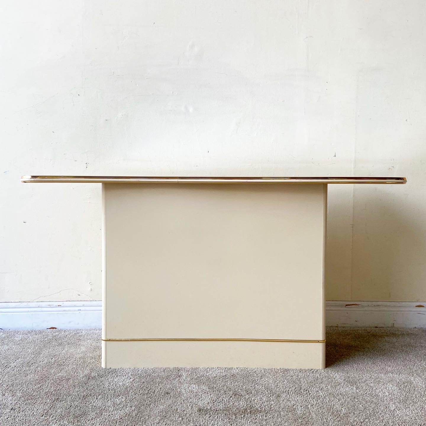 Américain Table console postmoderne ondulée à plateau en miroir avec bordure dorée en vente