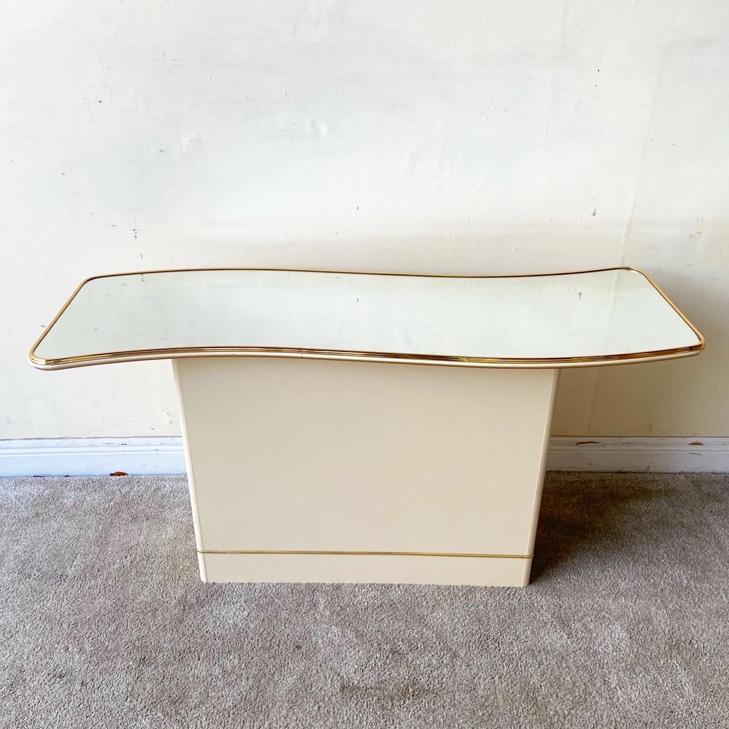 Fin du 20e siècle Table console postmoderne ondulée à plateau en miroir avec bordure dorée en vente
