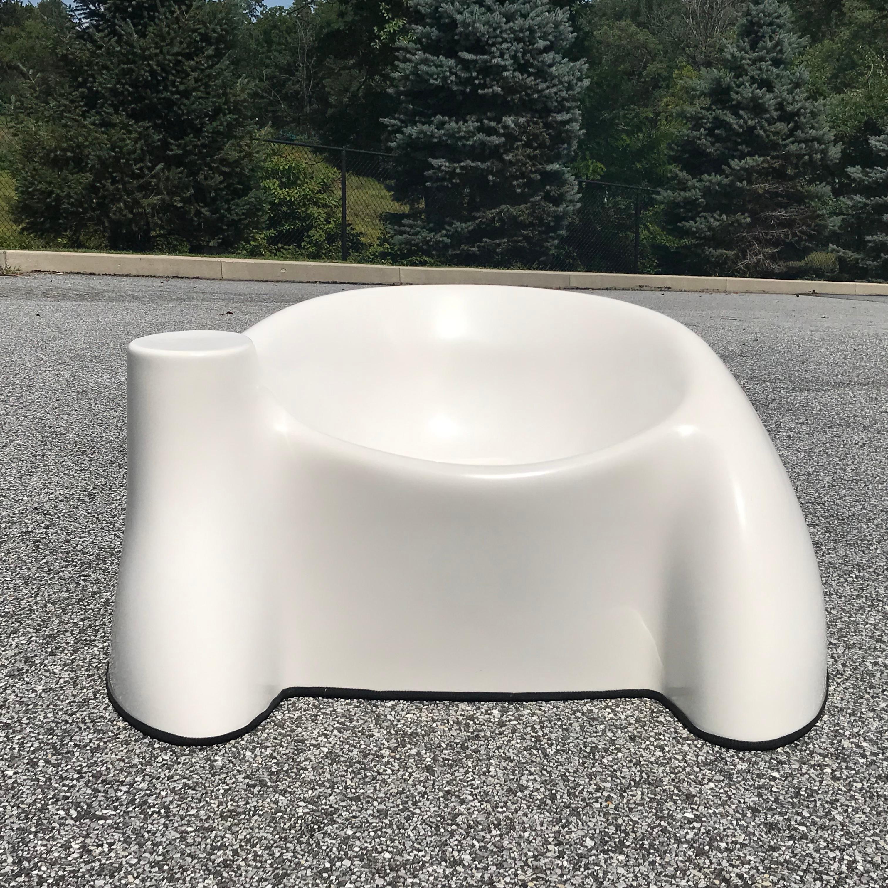 This striking mid century modern Wendell Castle lounge chair was designed and produced circa 1969. Similar to Castle’s Molar chair, the whimsical, organic sculptural form is a signature of his playful design. It is constructed from molded fiberglass