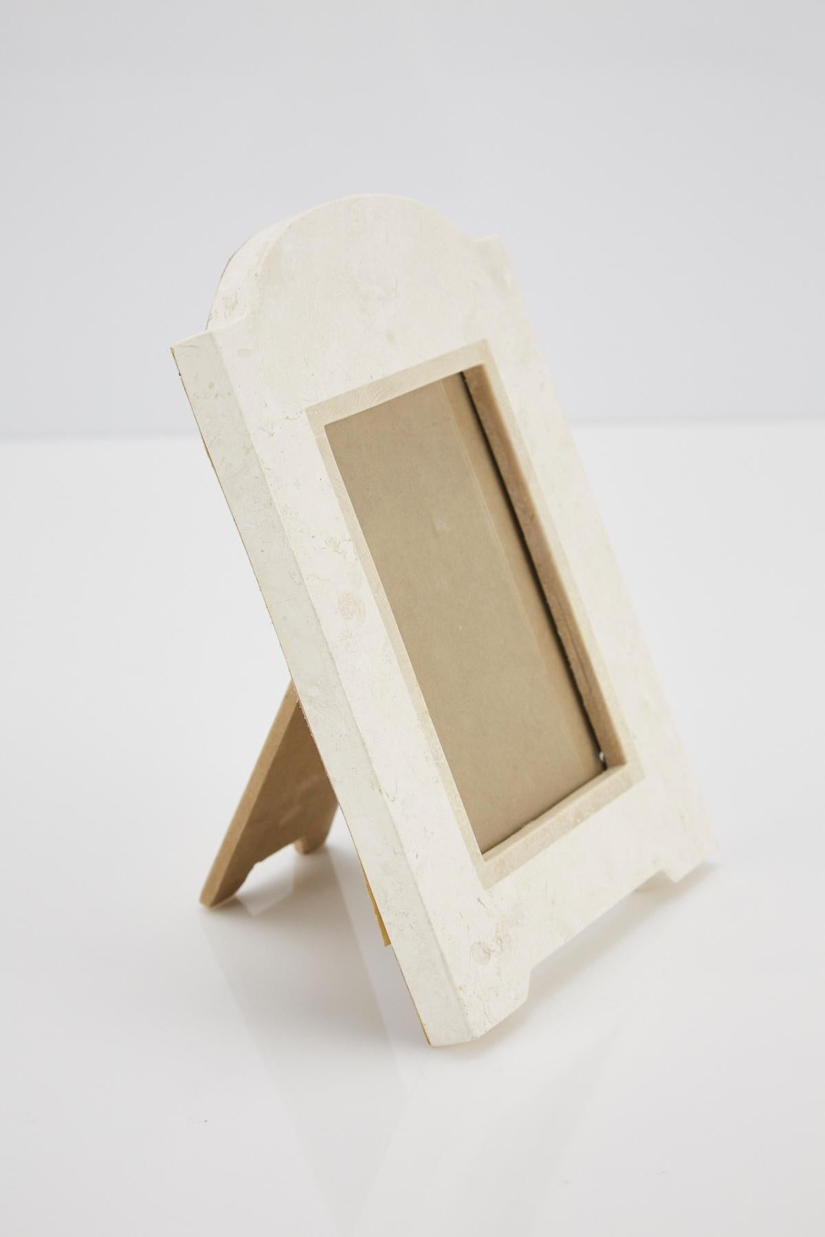 Postmodern White and Beige Arched Tessellated Stone Picture Frame, 1990s (Postmoderne) im Angebot