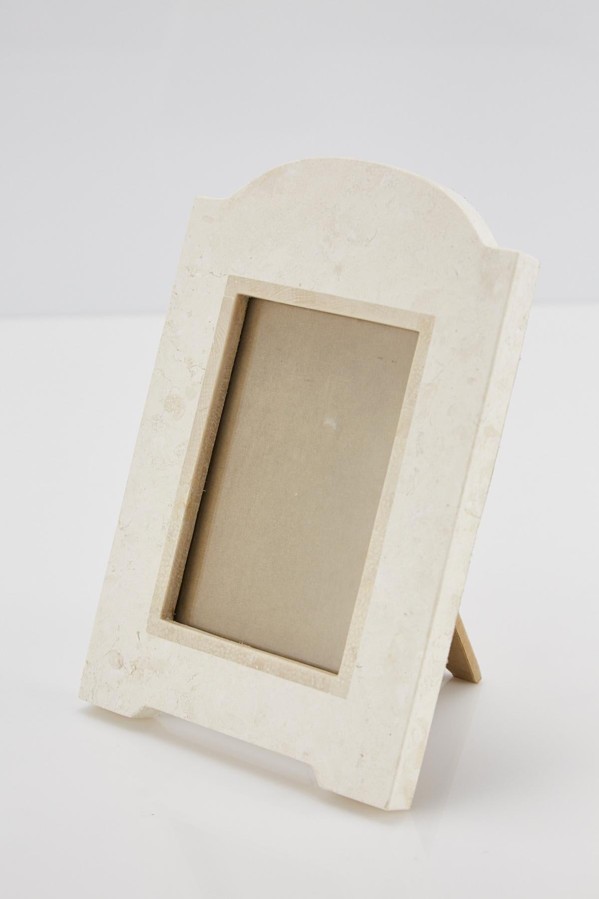 Postmodern White and Beige Arched Tessellated Stone Picture Frame, 1990s (Intarsie) im Angebot