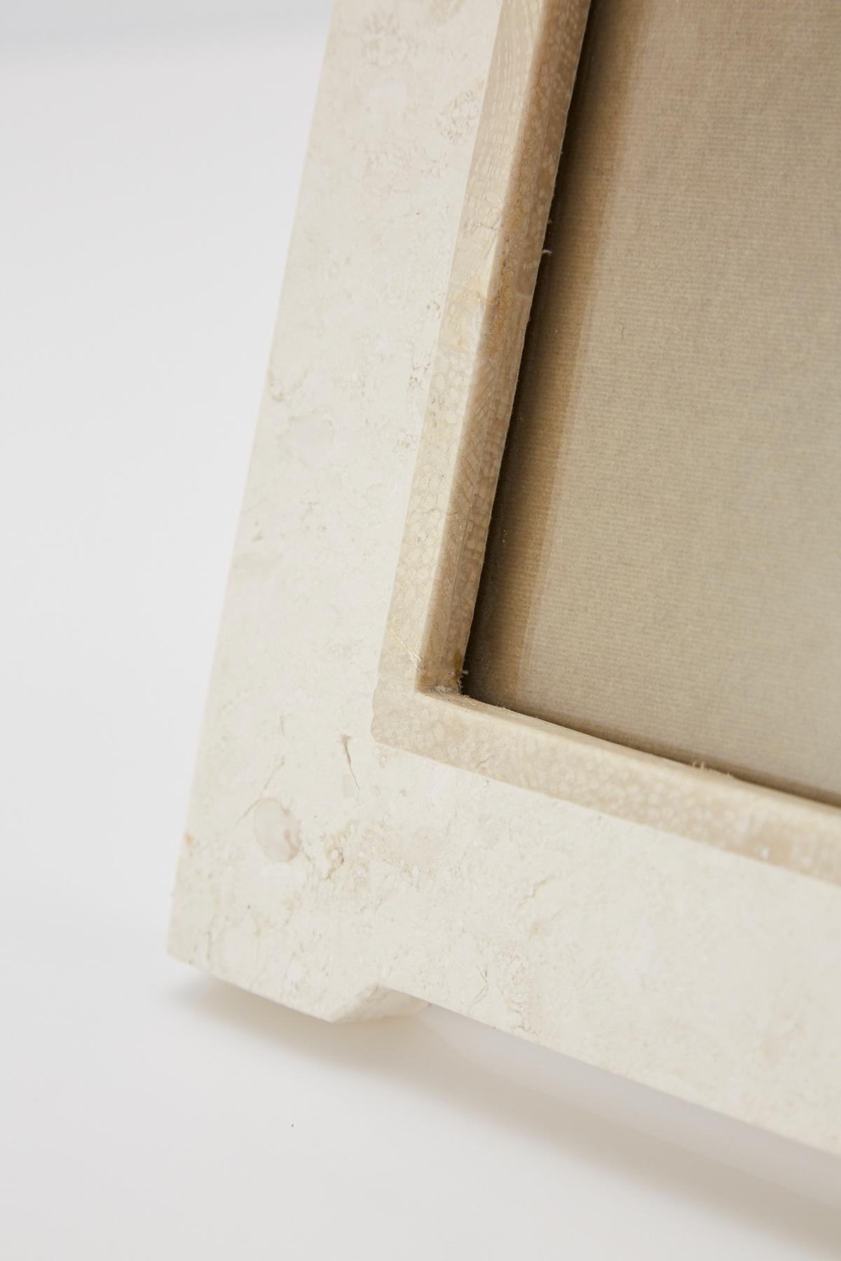 Postmodern White and Beige Arched Tessellated Stone Picture Frame, 1990s (Ende des 20. Jahrhunderts) im Angebot
