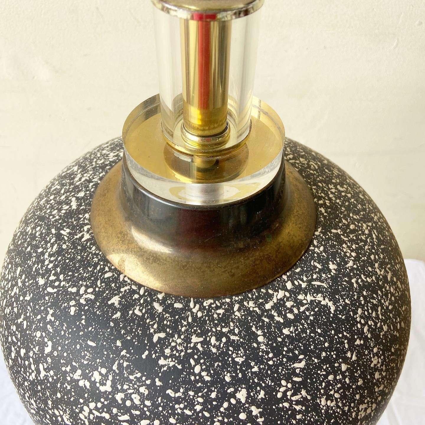 Postmodern White and Black Speckled Ceramic Table Lamp In Good Condition In Delray Beach, FL