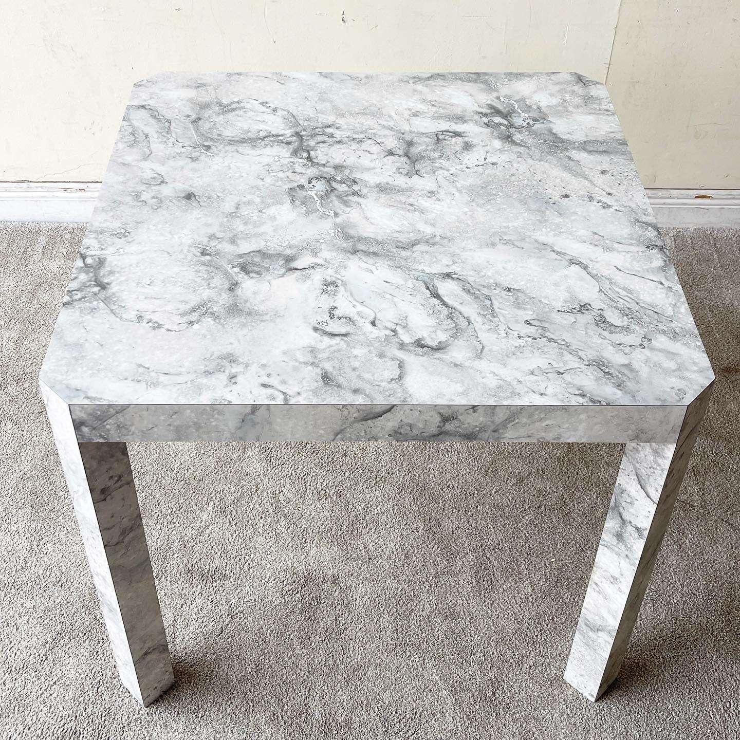 Postmodern White and Gray Faux Marble Dining Table In Good Condition For Sale In Delray Beach, FL