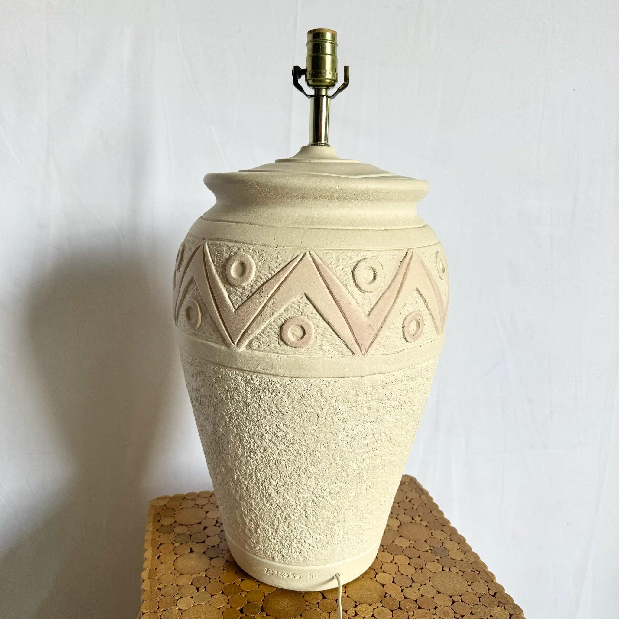 Lampada da tavolo scultorea postmoderna bianca e rosa di Ross (1988) - la forma curva in ceramica con accenti pastello aggiunge un fascino vintage.
 
 Vendiamo gli articoli così come sono stati acquistati, senza alcun restauro o riparazione. I pezzi