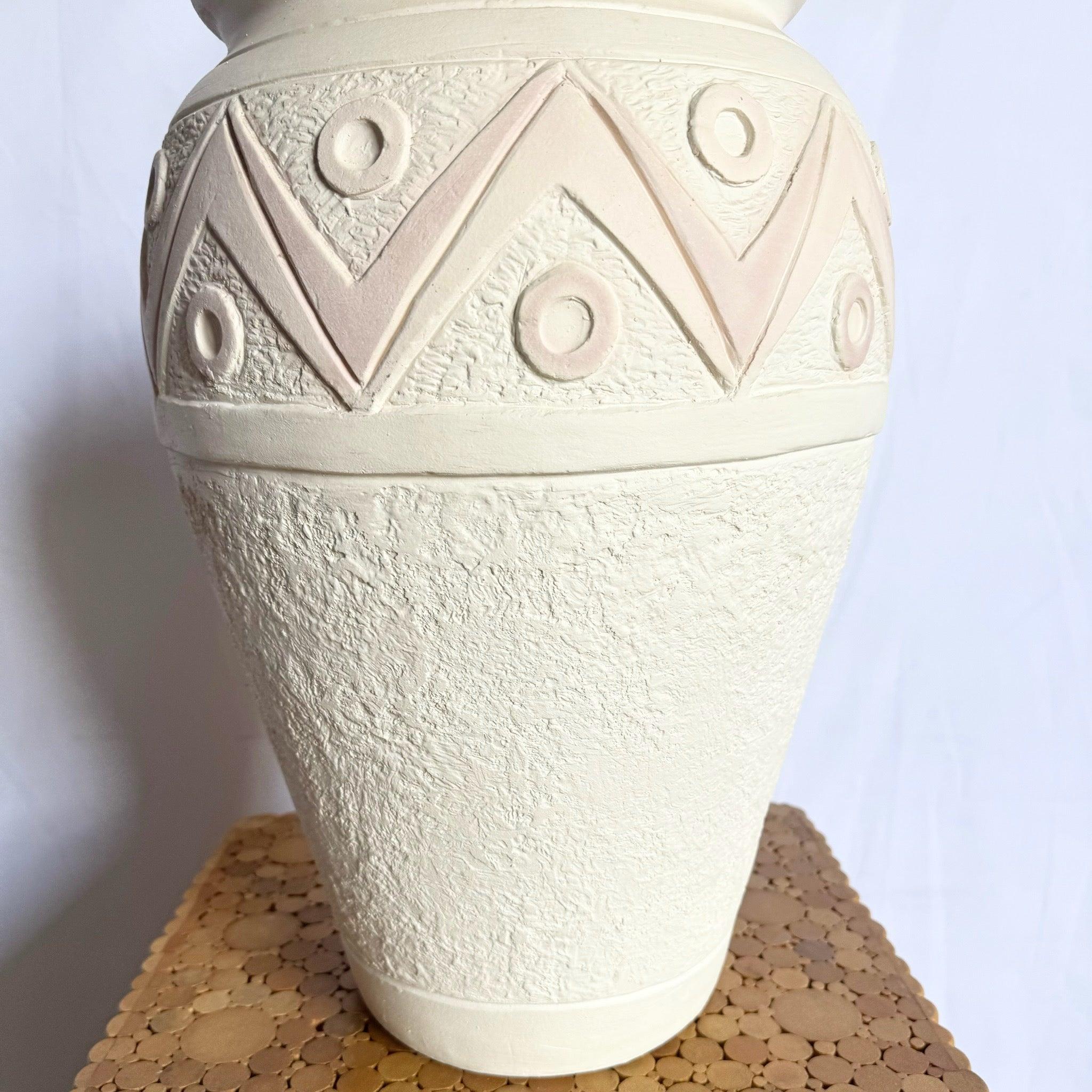 Americano Lampada da tavolo scolpita postmoderna in bianco e rosa di Ross 1988 in vendita