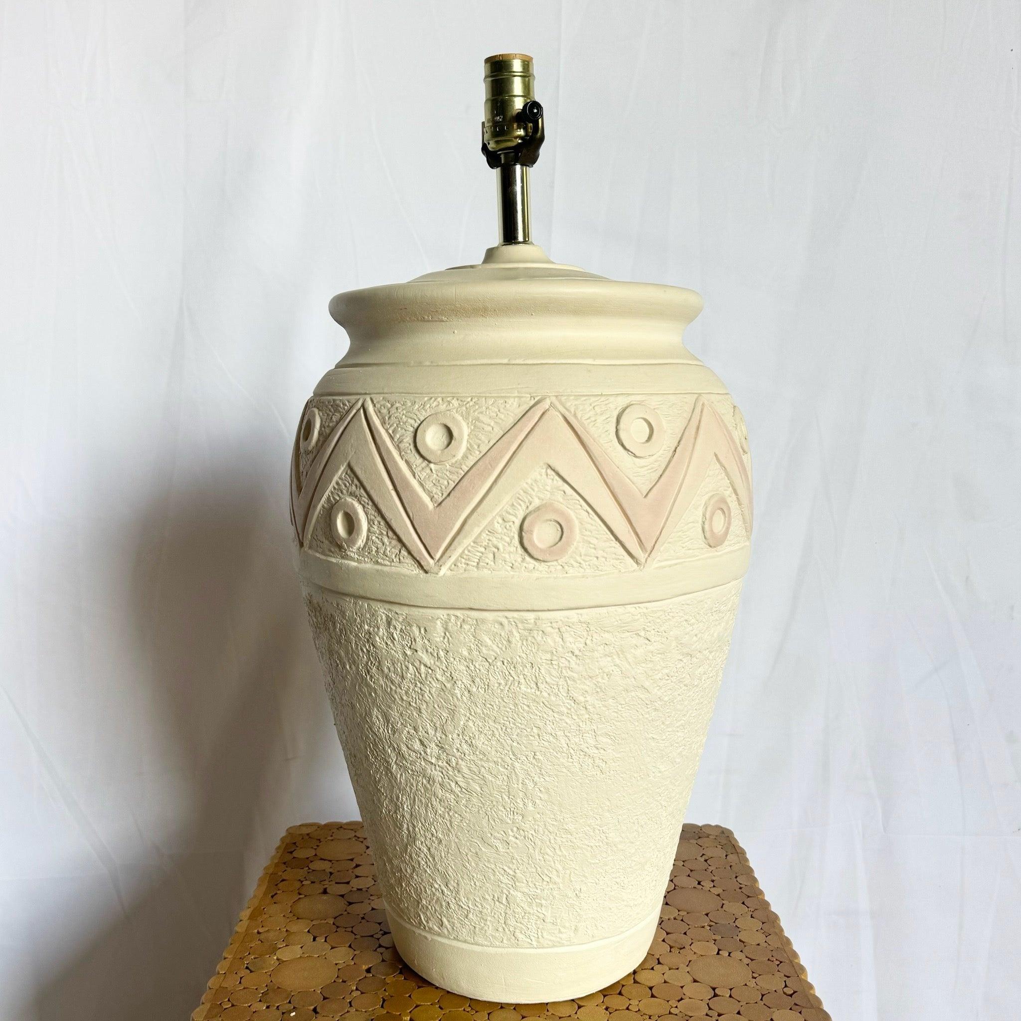 Ceramica Lampada da tavolo scolpita postmoderna in bianco e rosa di Ross 1988 in vendita