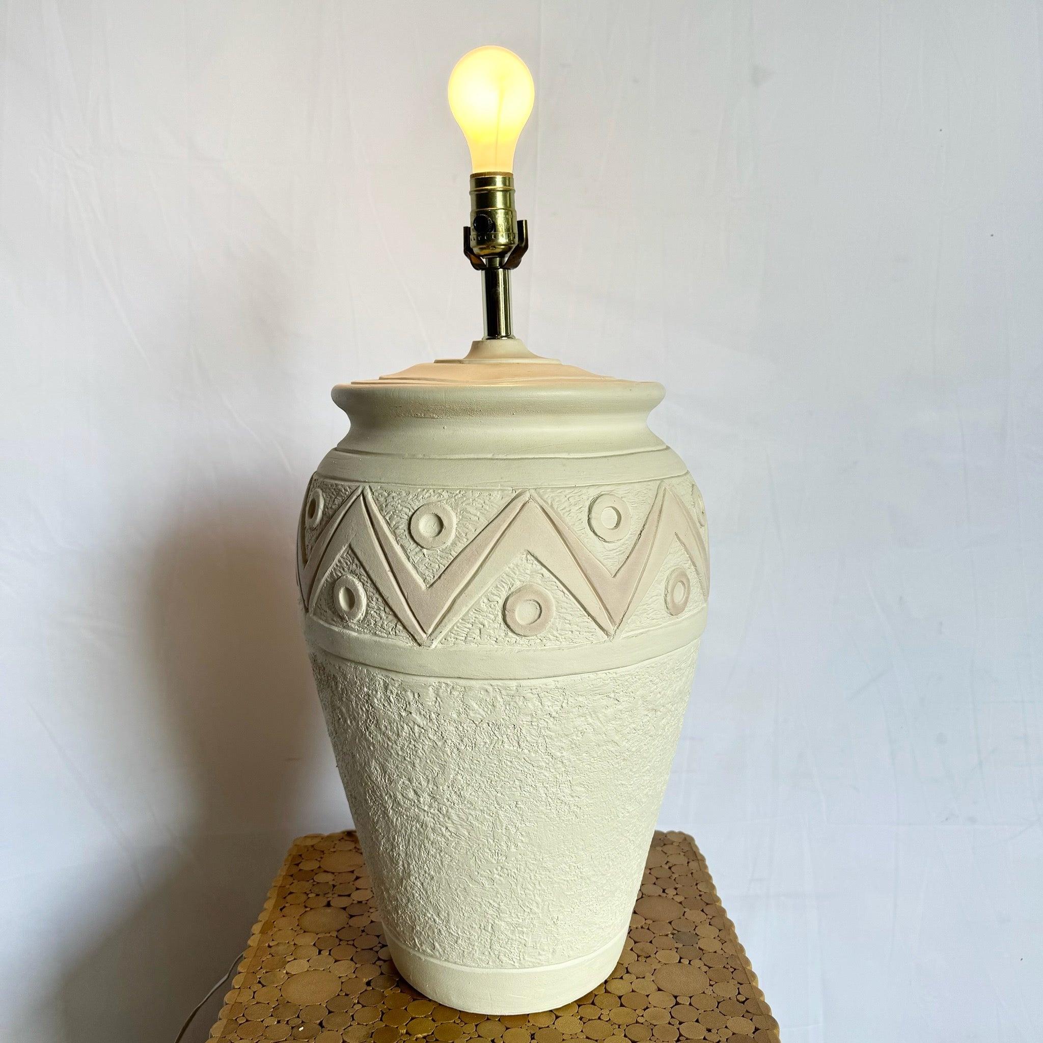 Lampada da tavolo scolpita postmoderna in bianco e rosa di Ross 1988 in vendita 1
