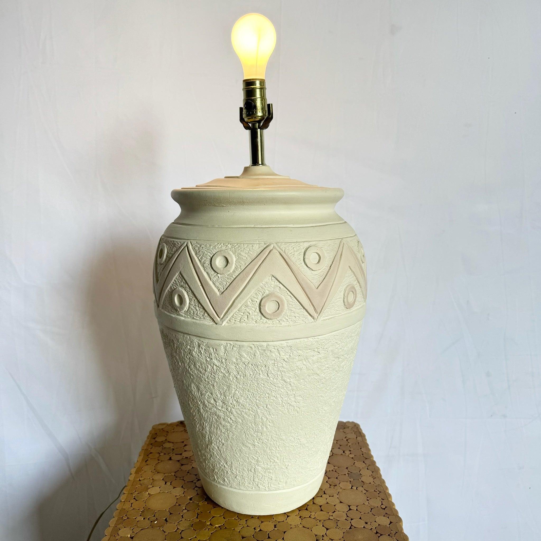 Lampada da tavolo scolpita postmoderna in bianco e rosa di Ross 1988 in vendita 2