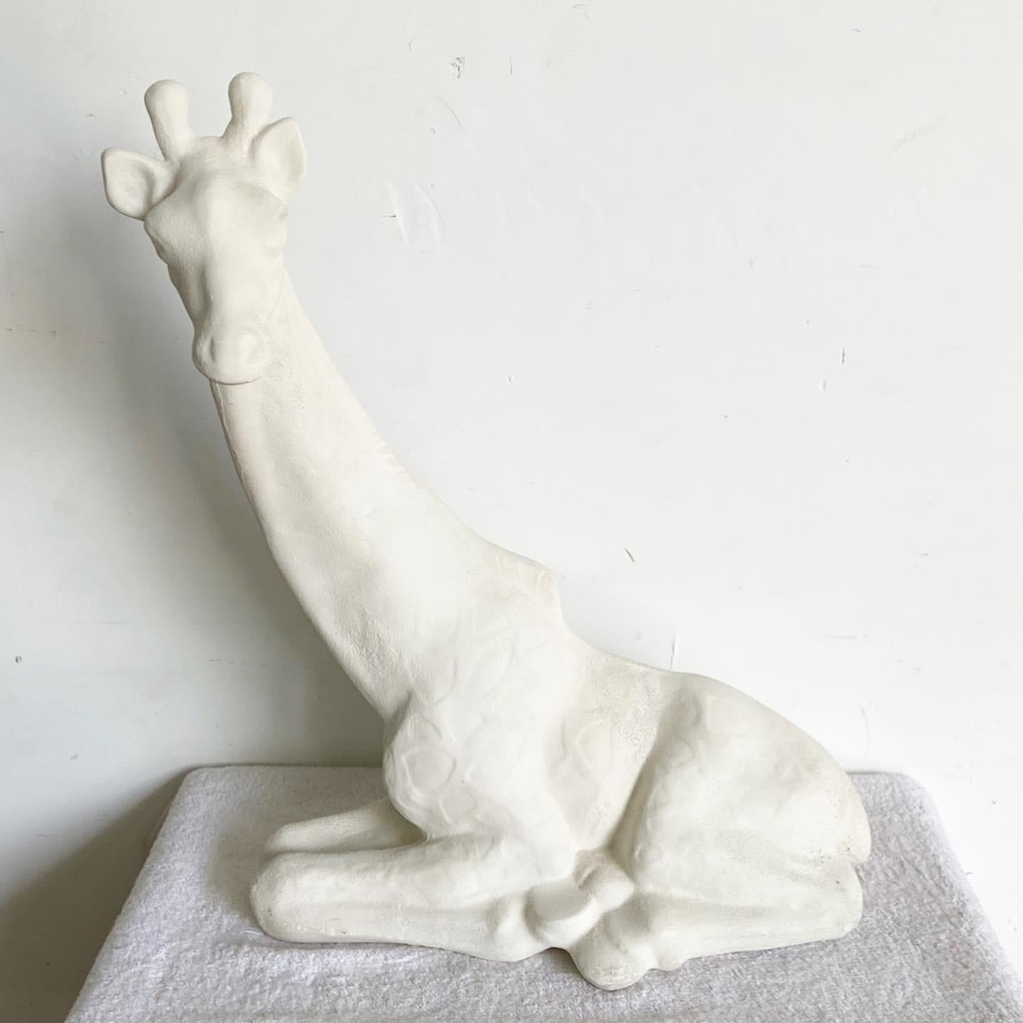 Peppen Sie Ihre Inneneinrichtung mit unserer einzigartigen postmodernen Vintage-Keramik-Giraffenskulptur auf. Diese mit Präzision gefertigte Skulptur in einem eleganten Off-White-Farbton ist ein fesselnder Mittelpunkt, der die Attraktivität jedes