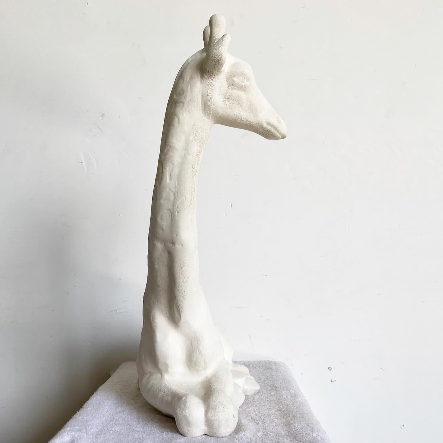 Postmoderne weiße Giraffen-Skulptur aus Keramik im Zustand „Gut“ im Angebot in Delray Beach, FL