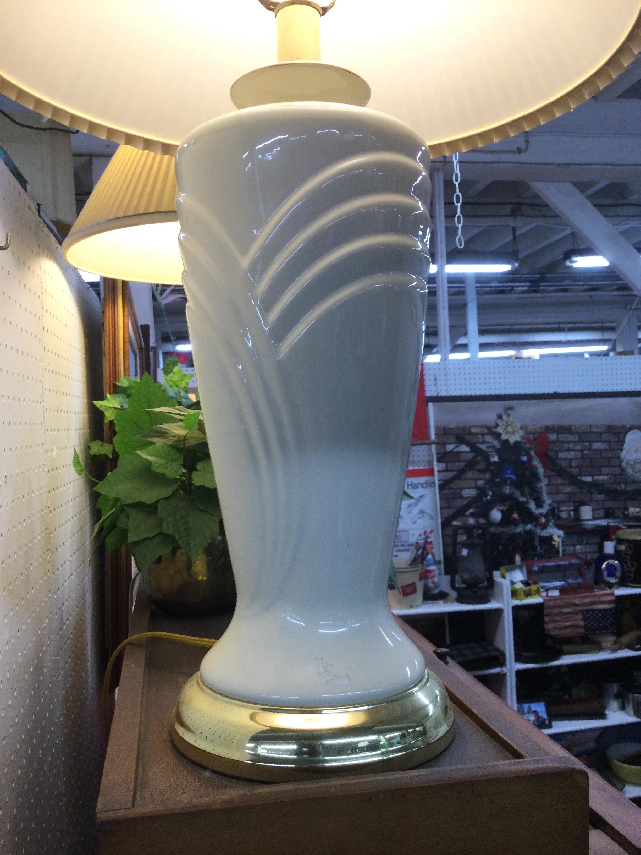 Lampada da tavolo postmoderna in ceramica bianca con base in ottone e paralume plissettato in vendita 6