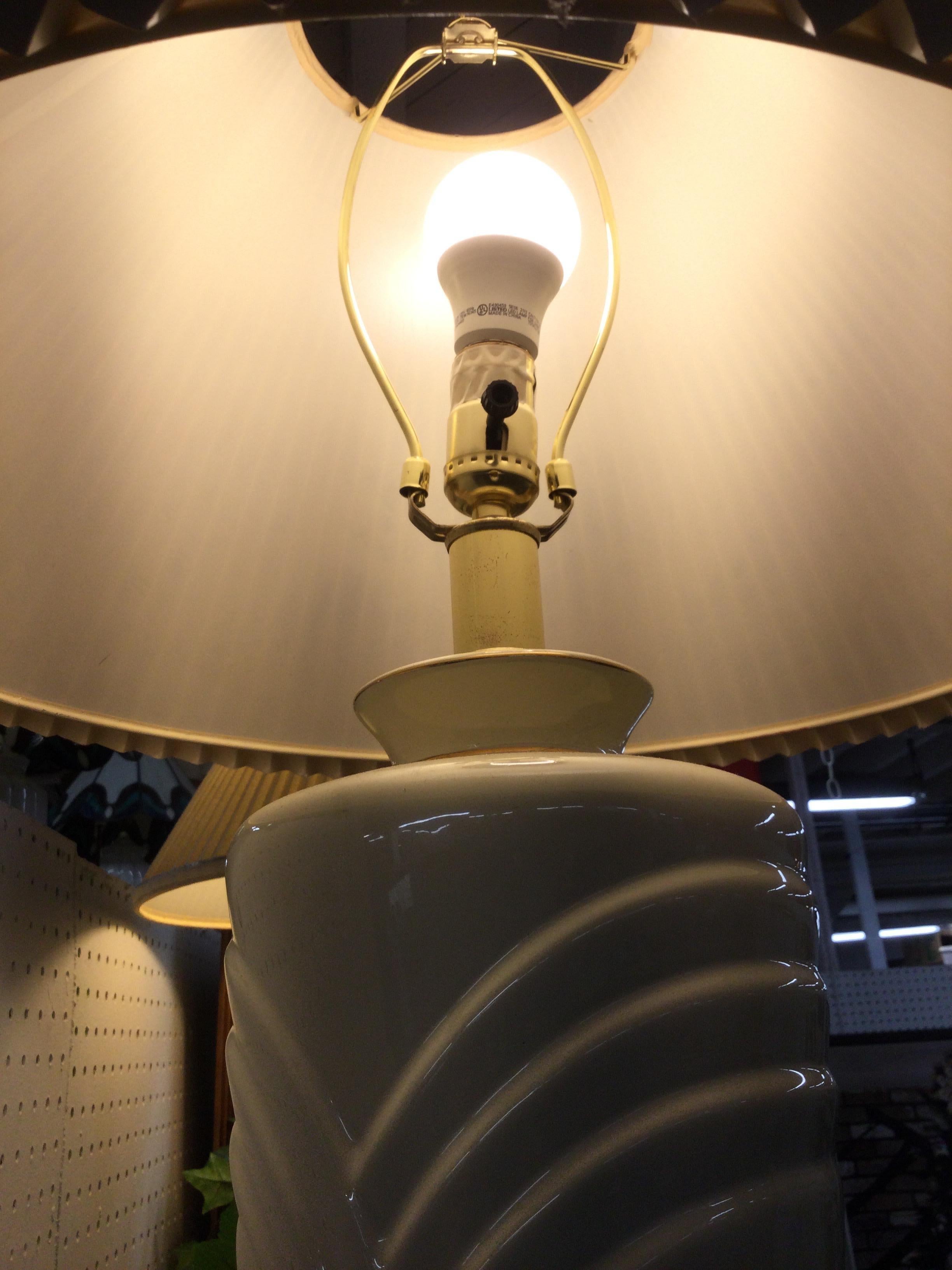 Lampada da tavolo postmoderna in ceramica bianca con base in ottone e paralume plissettato in vendita 7