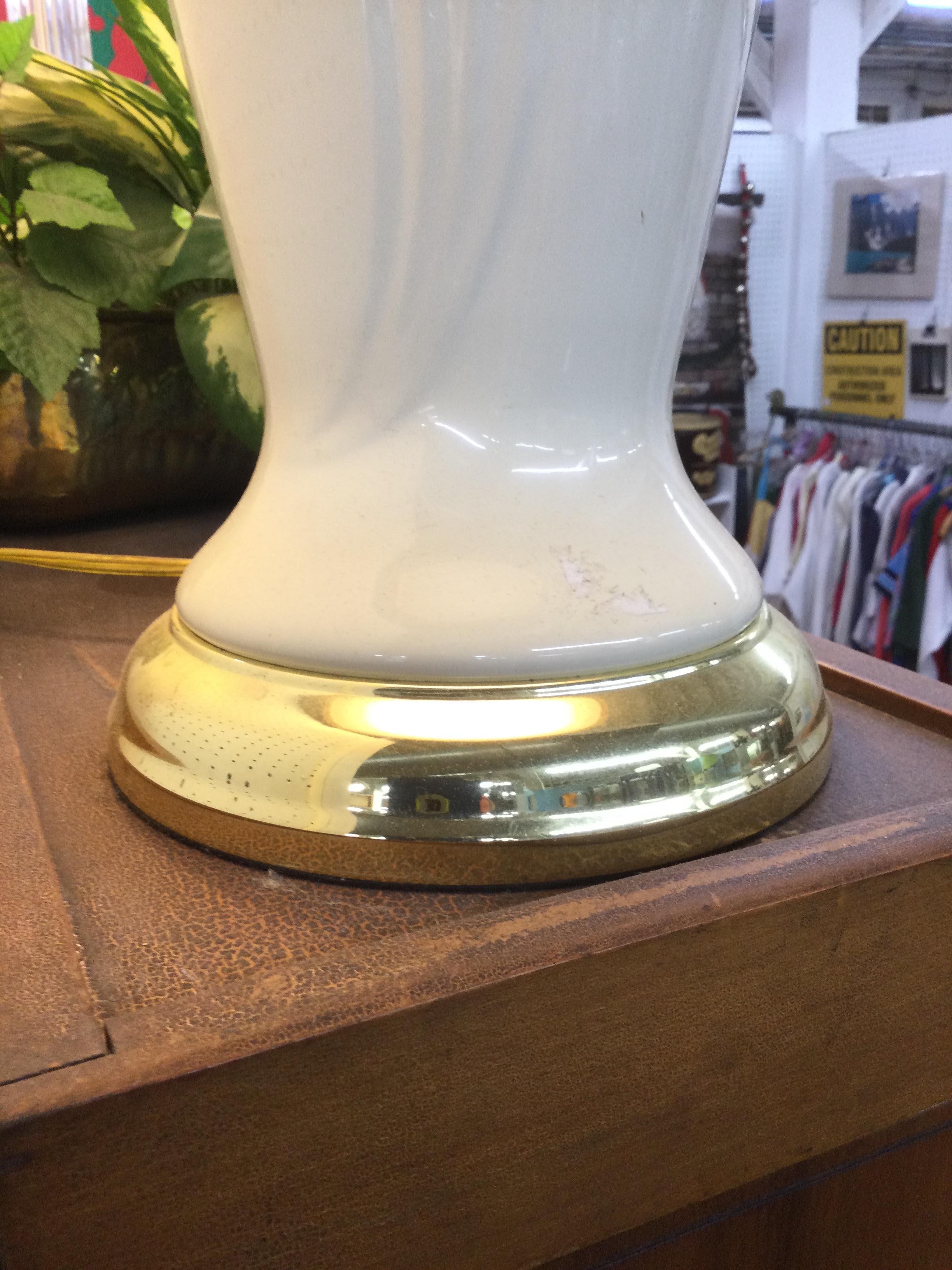 Lampada da tavolo postmoderna in ceramica bianca con base in ottone e paralume plissettato in vendita 8