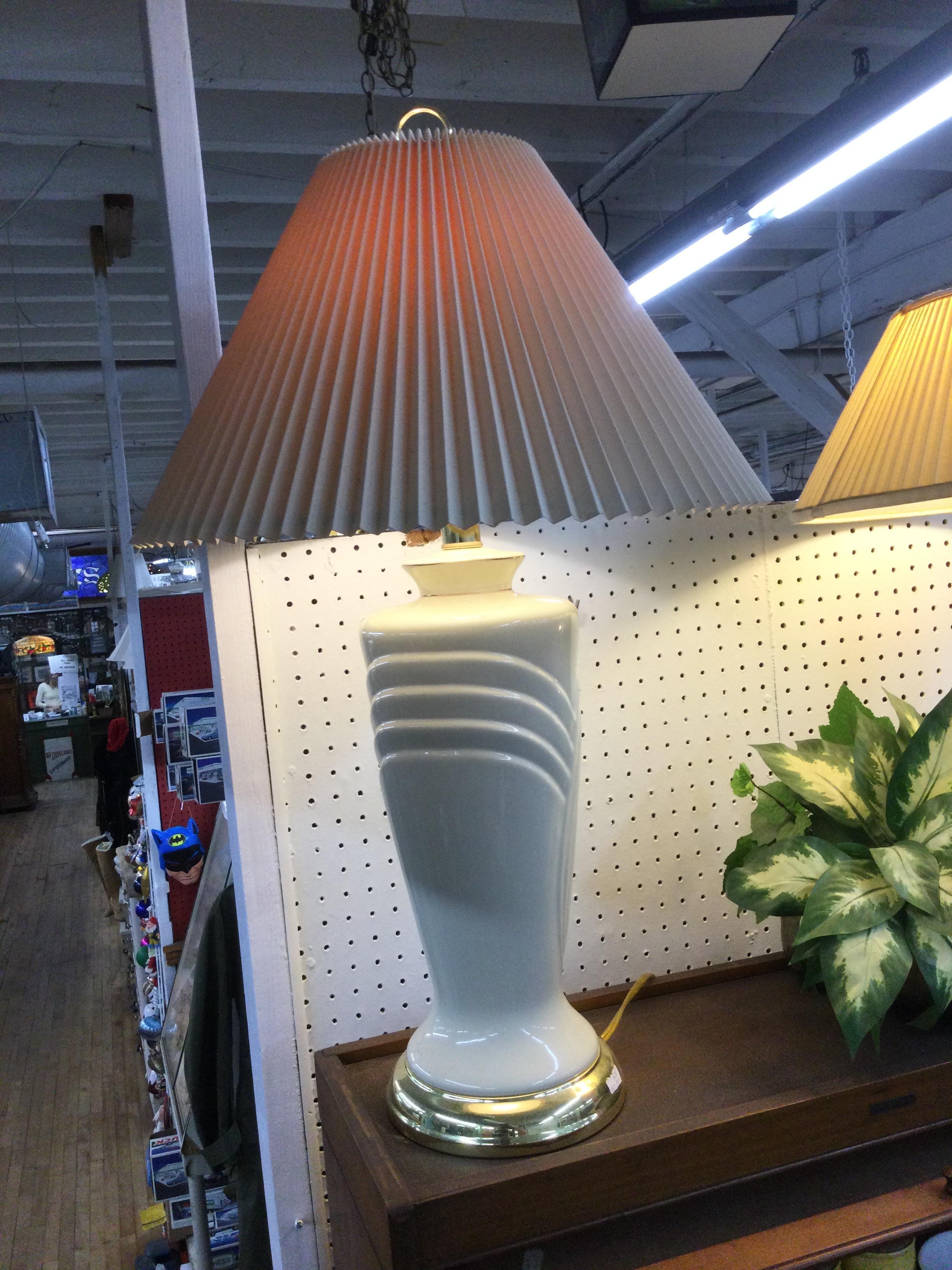 Lampada da tavolo postmoderna in ceramica bianca con base in ottone e paralume plissettato in vendita 9