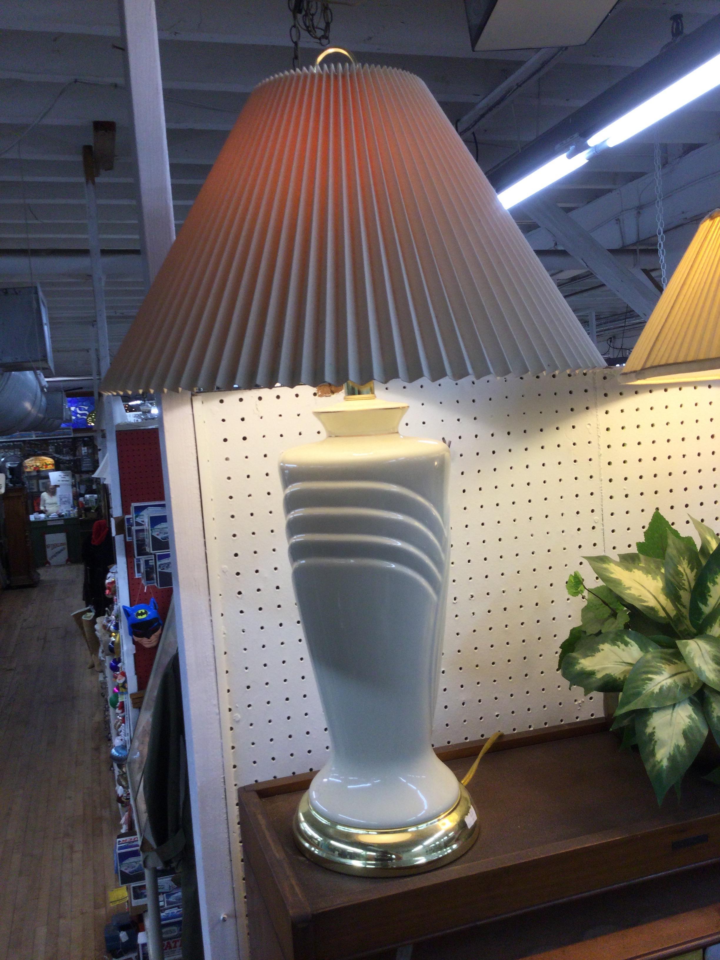 Lampada da tavolo postmoderna in ceramica bianca con base in ottone e paralume plissettato in vendita 10