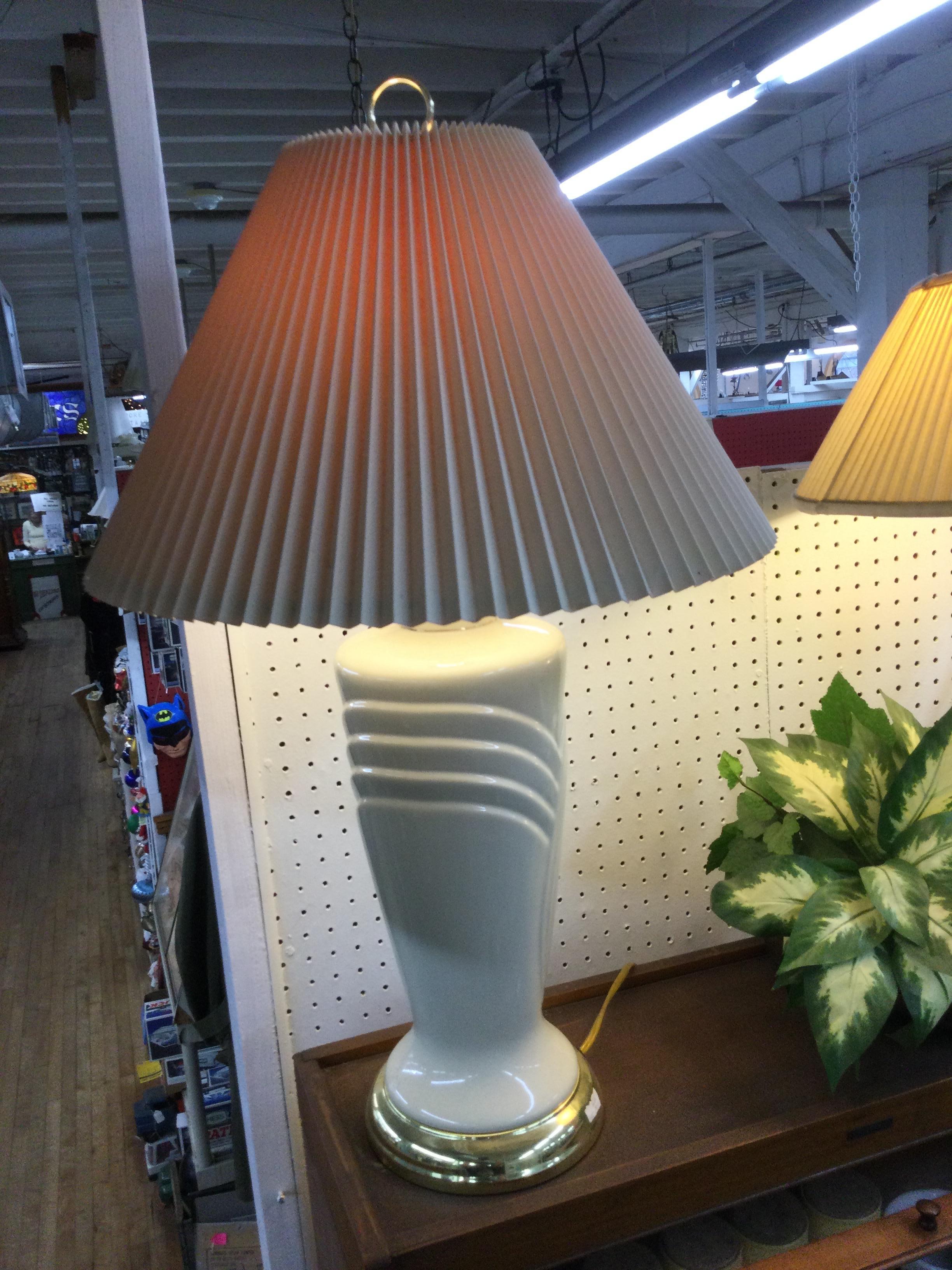 Lampada da tavolo postmoderna in ceramica bianca con base in ottone e paralume plissettato in vendita 11