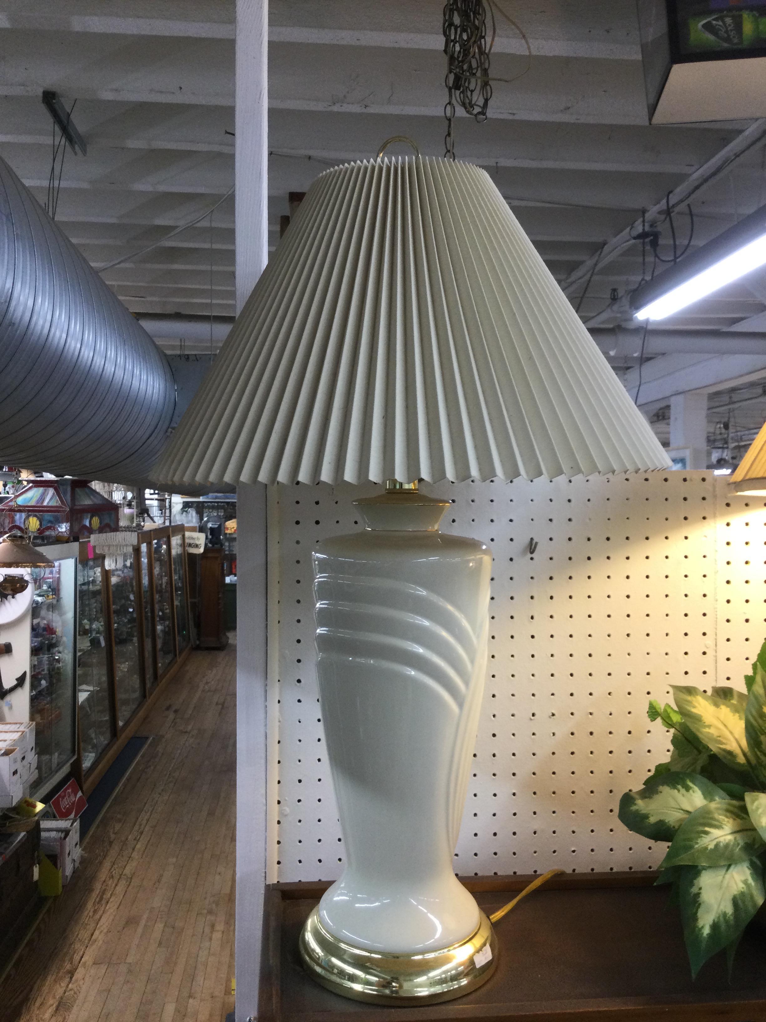 Lampada da tavolo postmoderna in ceramica bianca con base in ottone e paralume plissettato in vendita 12