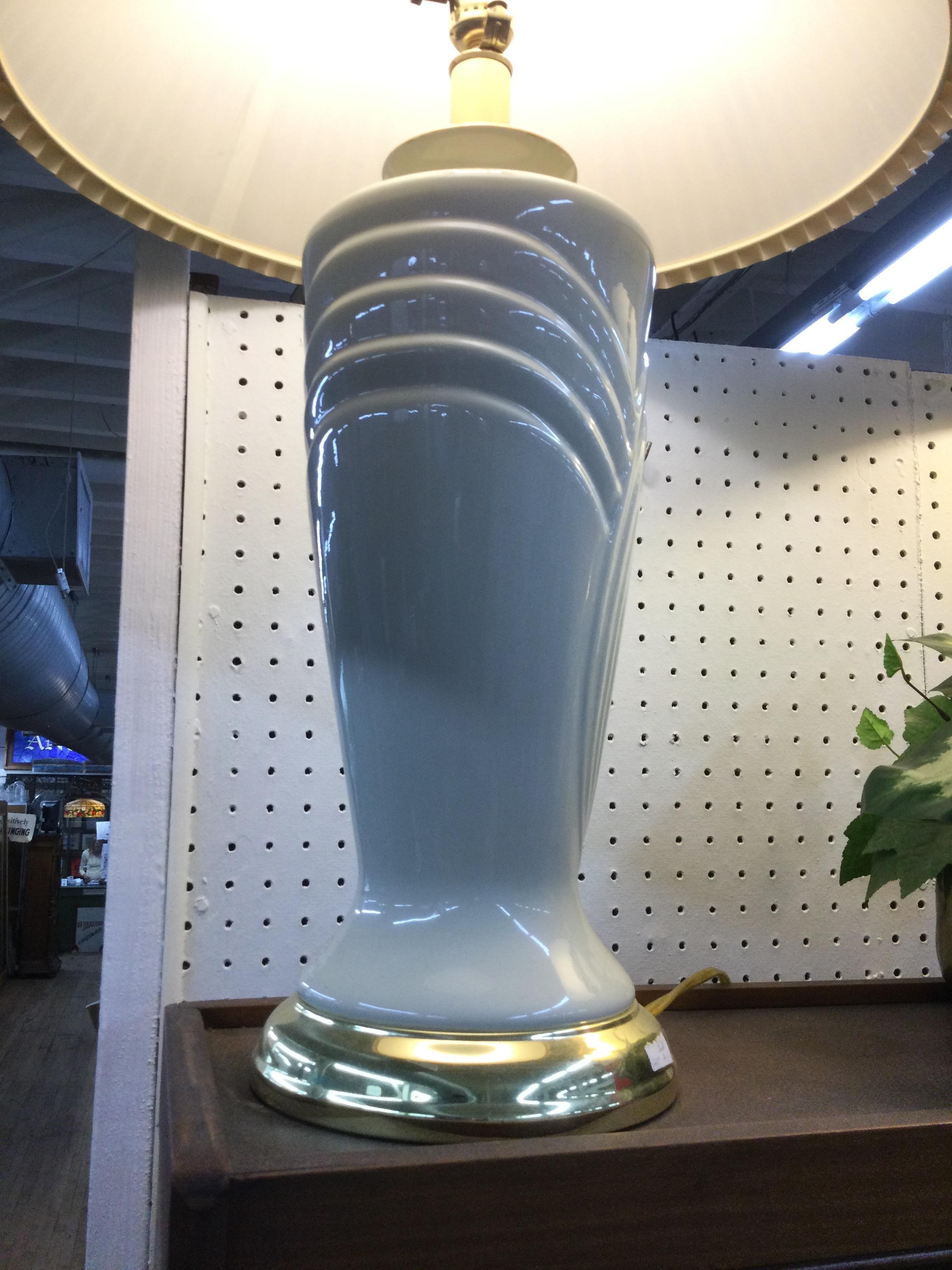 Questa lampada da tavolo postmoderna degli anni '80 presenta una base in ceramica scolpita, accenti in ottone, un paralume plissettato e un cablaggio vintage.u2028u2028Le dimensioni dell'elenco si riferiscono alla lampada senza paralume. u2028Con il