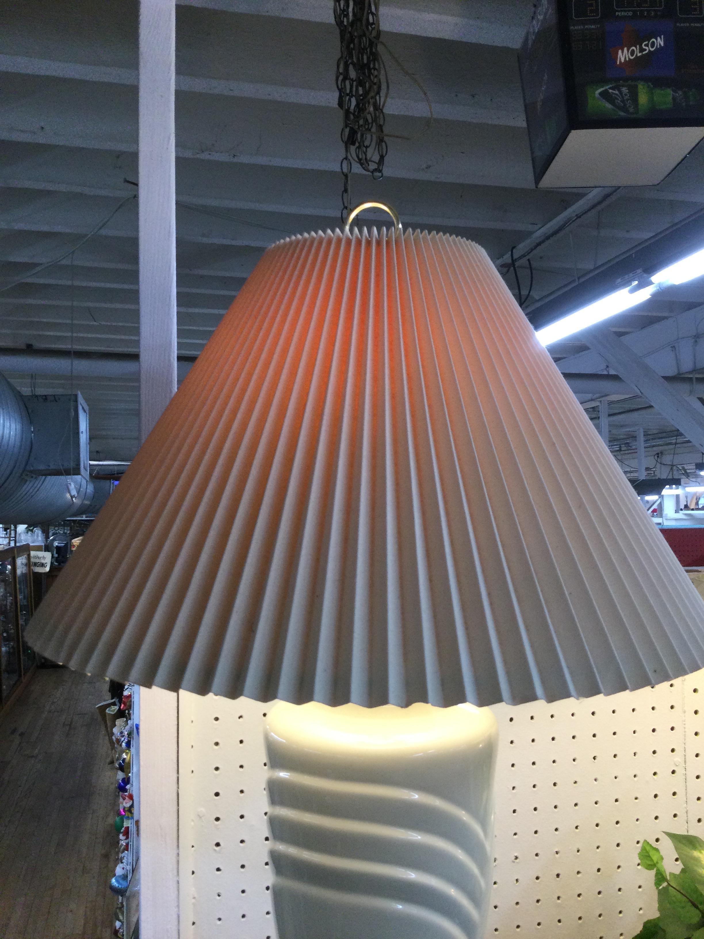 Sconosciuto Lampada da tavolo postmoderna in ceramica bianca con base in ottone e paralume plissettato in vendita
