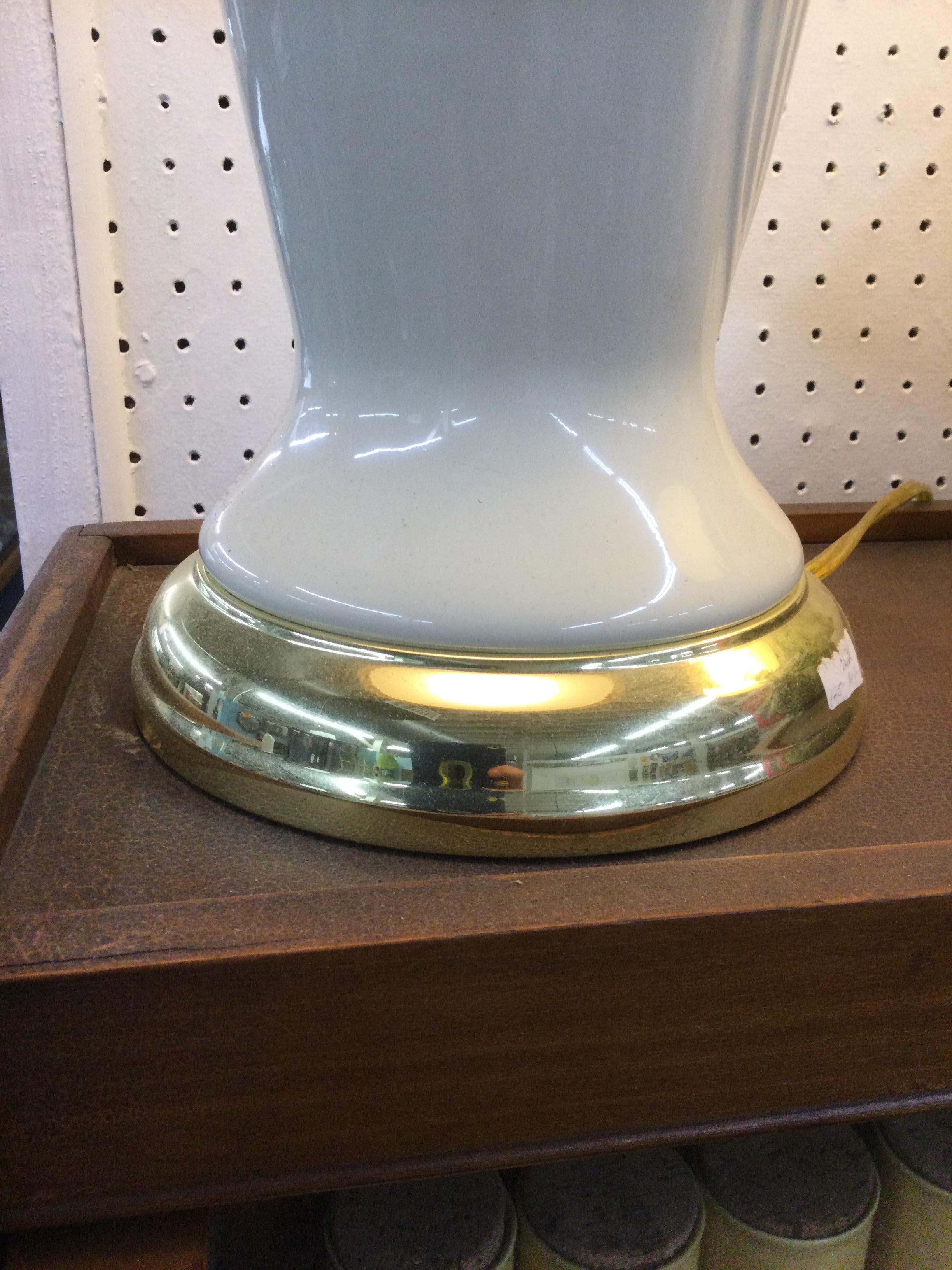 Ceramica Lampada da tavolo postmoderna in ceramica bianca con base in ottone e paralume plissettato in vendita