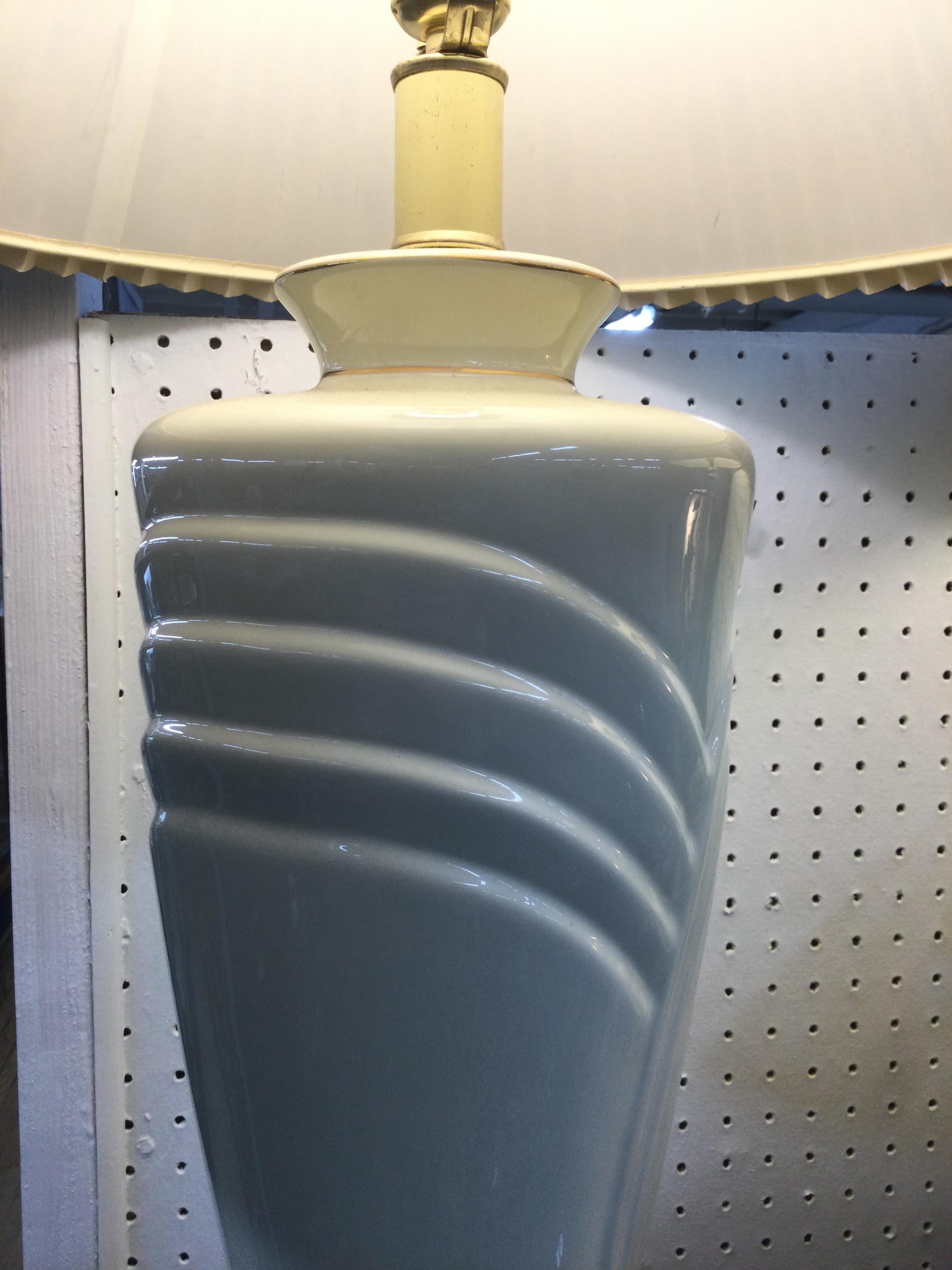 Lampada da tavolo postmoderna in ceramica bianca con base in ottone e paralume plissettato in vendita 1
