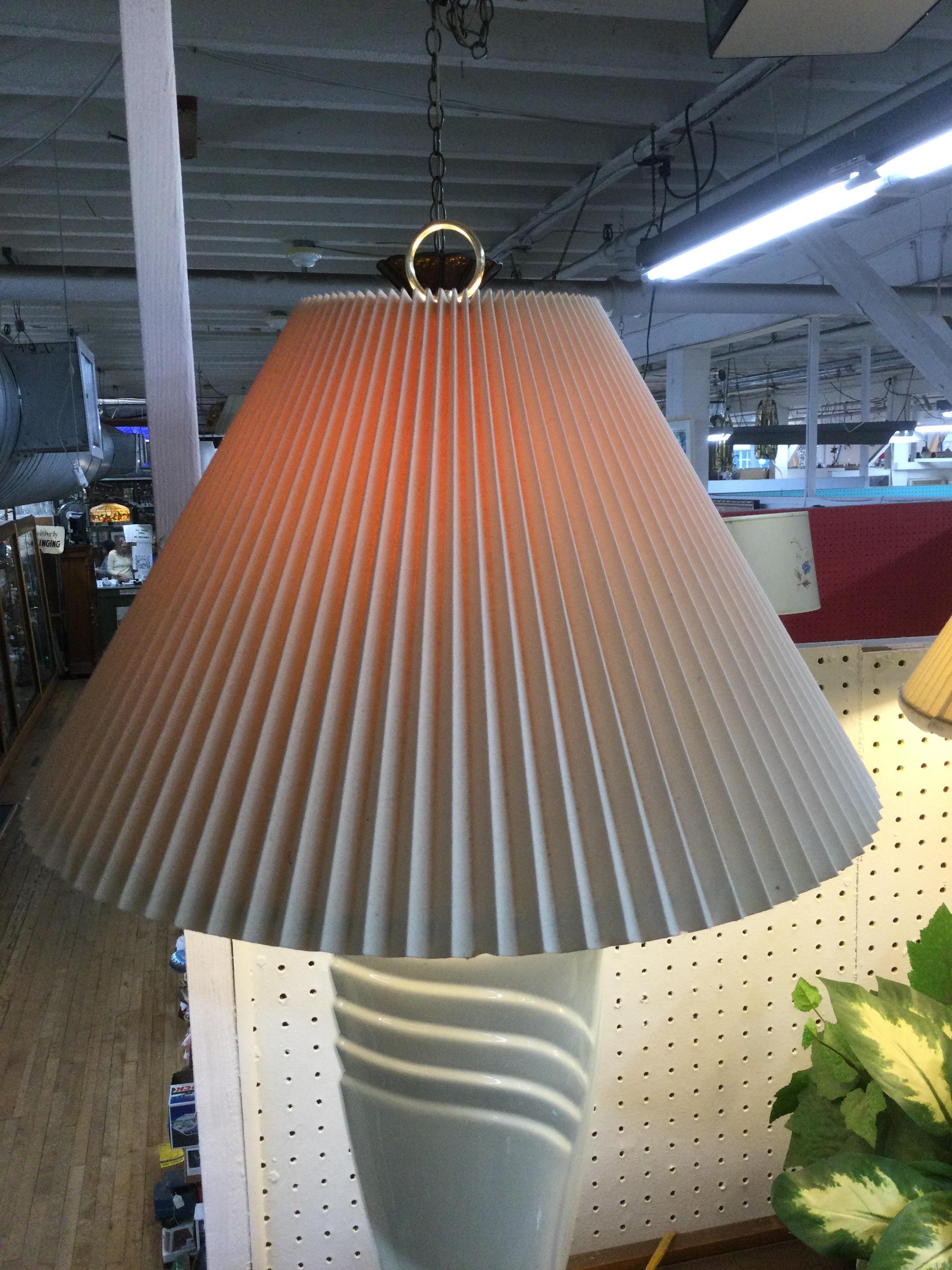 Lampada da tavolo postmoderna in ceramica bianca con base in ottone e paralume plissettato in vendita 2