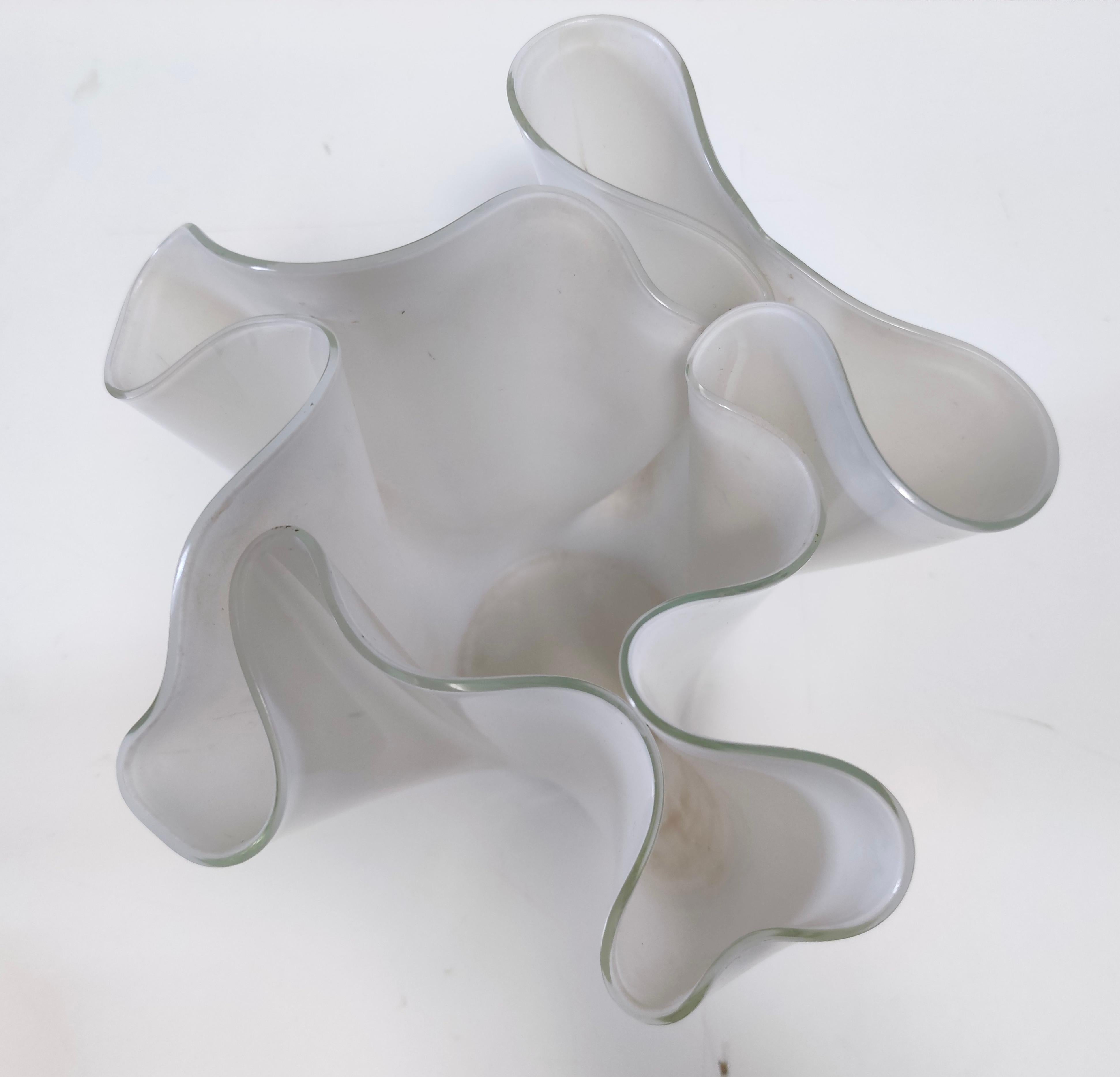 Fine XX secolo Vaso postmoderno in vetro bianco 
