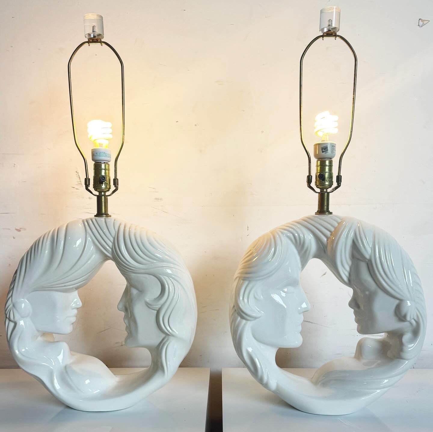 Añade un toque de caprichoso encanto y moderna elegancia a tu espacio con estas lámparas de sobremesa postmodernas de cerámica blanca brillante con cara de él/ella. Fabricadas en cerámica blanca brillante, cada lámpara presenta un diseño de cara